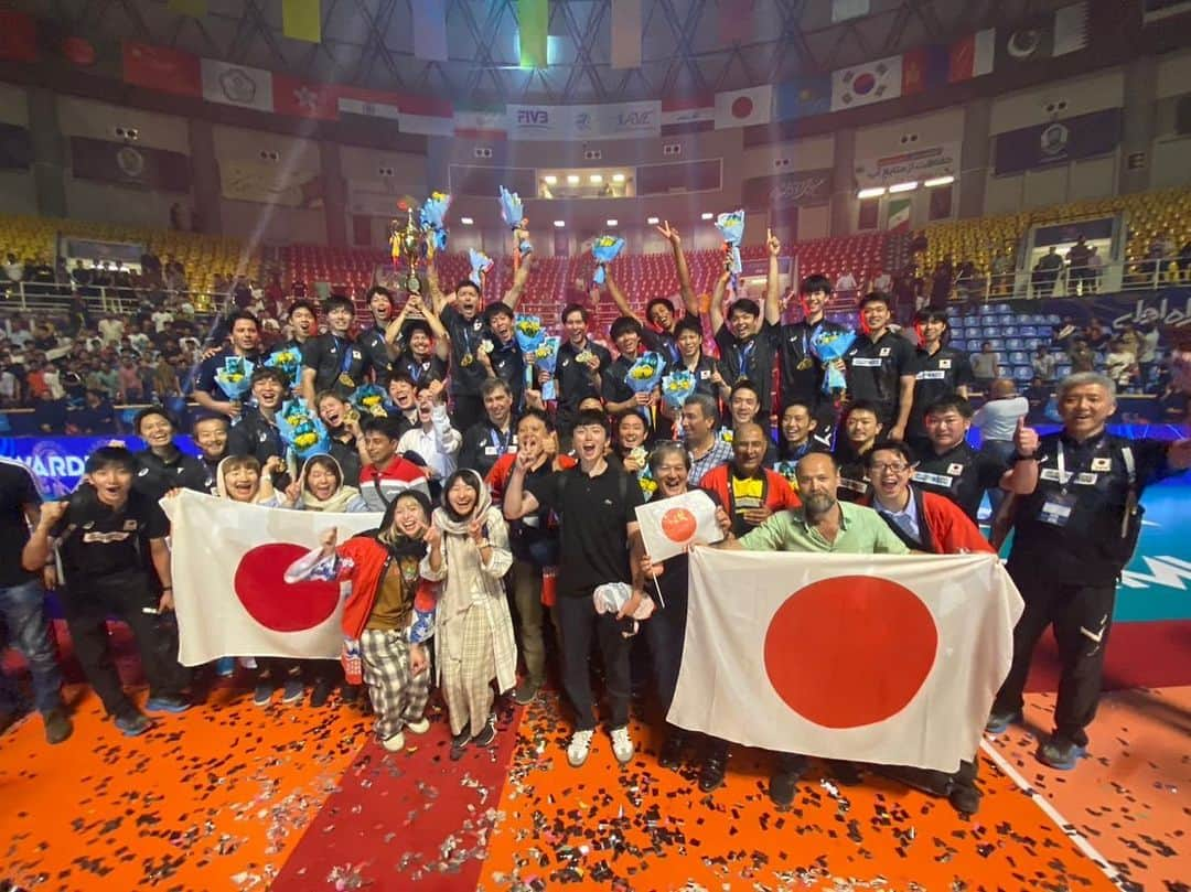 石川祐希さんのインスタグラム写真 - (石川祐希Instagram)「. .   アジア選手権優勝🏆🥇🏆  たくさんの応援ありがとうございました。  完全アウェイでの勝利！ また大きく成長できたと思います。  現地の日本人の方々にもサポートしていただきました。 ありがとうございました。  まだまだ強くなる。」8月27日 11時29分 - yuki_ishikawa_official