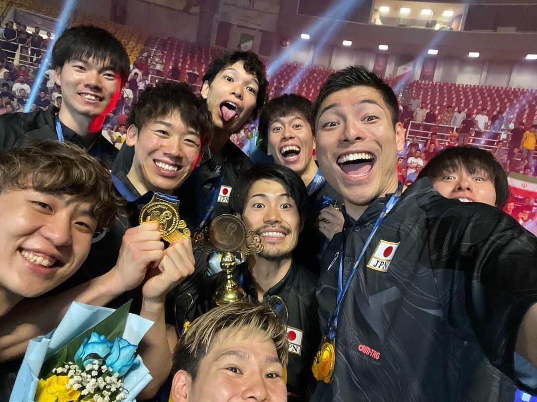 石川祐希のインスタグラム：「. .   アジア選手権優勝🏆🥇🏆  たくさんの応援ありがとうございました。  完全アウェイでの勝利！ また大きく成長できたと思います。  現地の日本人の方々にもサポートしていただきました。 ありがとうございました。  まだまだ強くなる。」