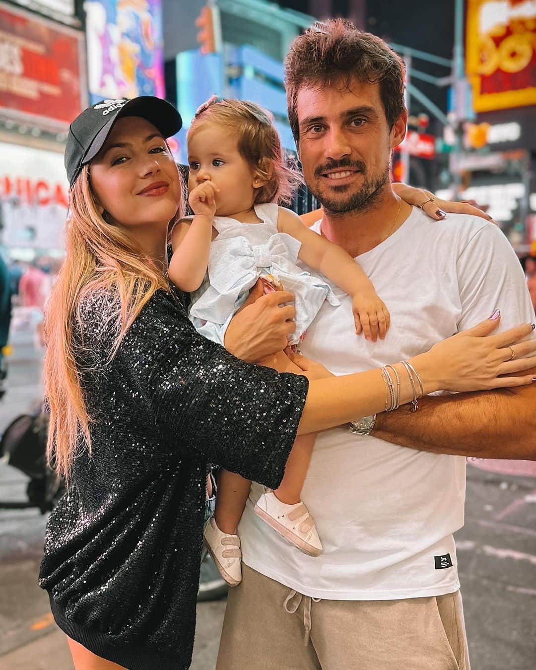 ギド・ページャのインスタグラム：「Mini dump de la noche que Ari conoció Times Square ♥️😍 te amamos bebita hermosa ♥️ qué familia hermosa tenemos @guido_pella 🥰🥰🥰🥰 LOS AMOOOO」