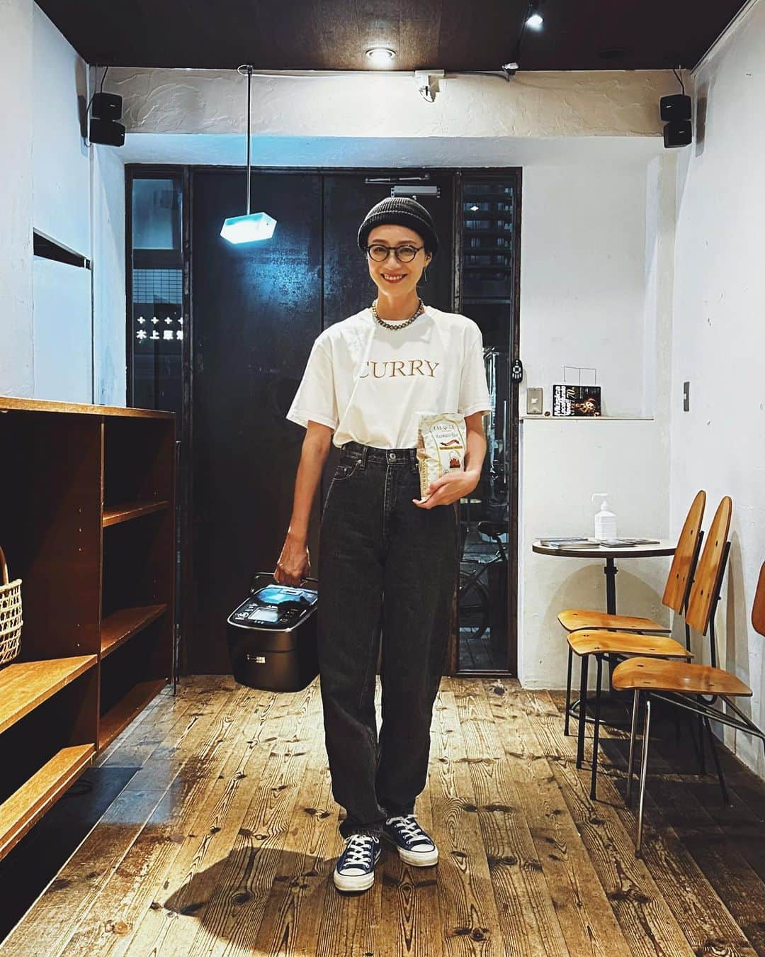 樹神のインスタグラム：「一日だけのカレーの会、無事に終了いたしました！  この日の晴れ着は　@tangtang_design のカレーT。 バッグは一日中フル回転だった本炭釜。  お暑い中お越しいただいたみなさまに本当に感謝申し上げます！！ もし料理の写真やスナップを撮ってくださった方がいらしたら送ってください〜🙇🏼  #curry #カレー」