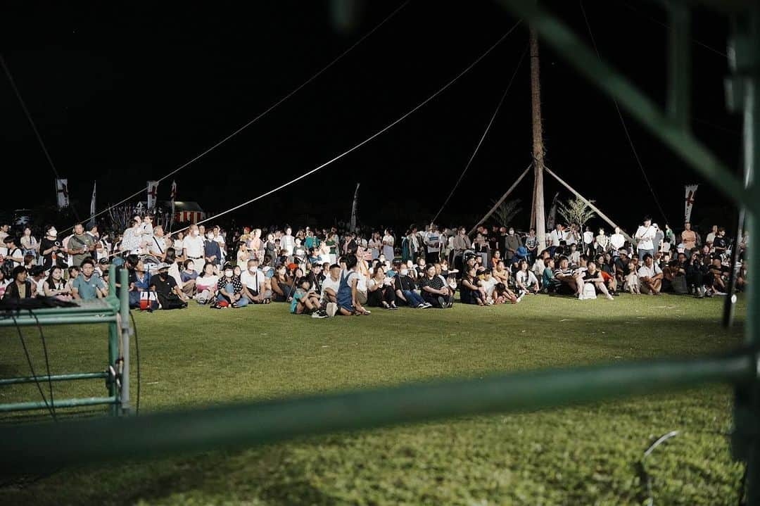 井手綾香さんのインスタグラム写真 - (井手綾香Instagram)「2023.08.26 都井岬火祭り🔥ライブステージに出演しました！ ステージを見てくれた皆さん、ありがとうございました✨  都井岬火祭りは、地元串間市の都井で夏の終わりに開催されるお祭り。 子供の頃からずっと大好きなこのお祭りに、歌で参加できる事が本当に光栄で。  なんと更に…！スペシャルサポートでnikiie姉さんをお迎えしました✨地元に響き渡るnikiieさんの歌声が心地よくて…🥹改めて、都井岬まで来てくれてありがとう！私の地元へようこそ🥰  そして素敵な写真たちは @kenji_agata ✨📸🙏Thank you!!!!!  ステージ中すごく可愛いシャボン玉が舞っていて、幻想的でした🫧  他にもたくさん素敵な写真を撮っていただいたので、またアップします✨  くしまPR大使として、伝えたい事がいっぱい！！✨ 素敵な景色を皆さんにたくさんお伝えしてまいりまーす💐  #都井岬火祭り #くしまPR大使 #井手綾香 #nikiie #にきいで旅」8月27日 11時36分 - ide_ayaka_official