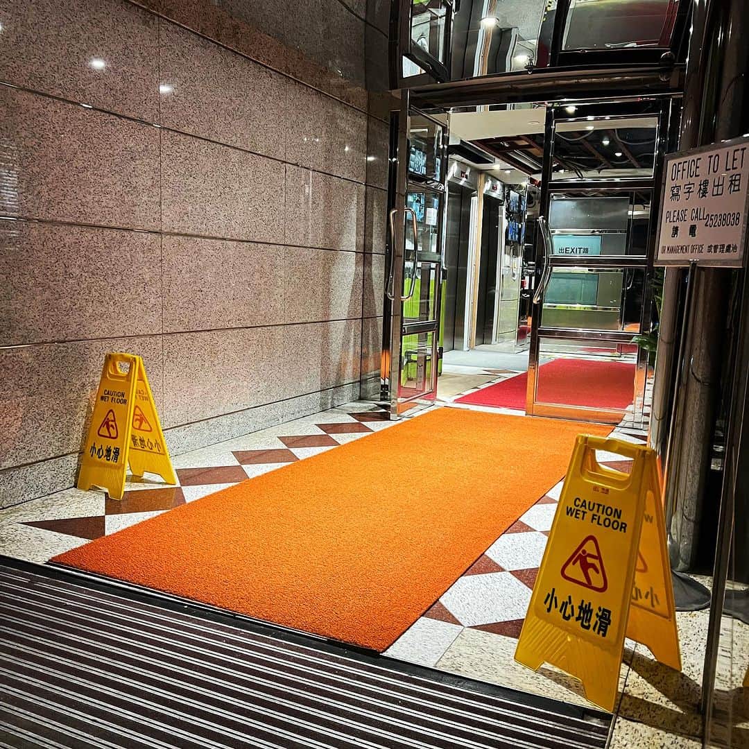 畑亜貴さんのインスタグラム写真 - (畑亜貴Instagram)「香港の小心地滑コレクション見る？  #akhtravelogue  #香港」8月27日 11時36分 - akihata.jp