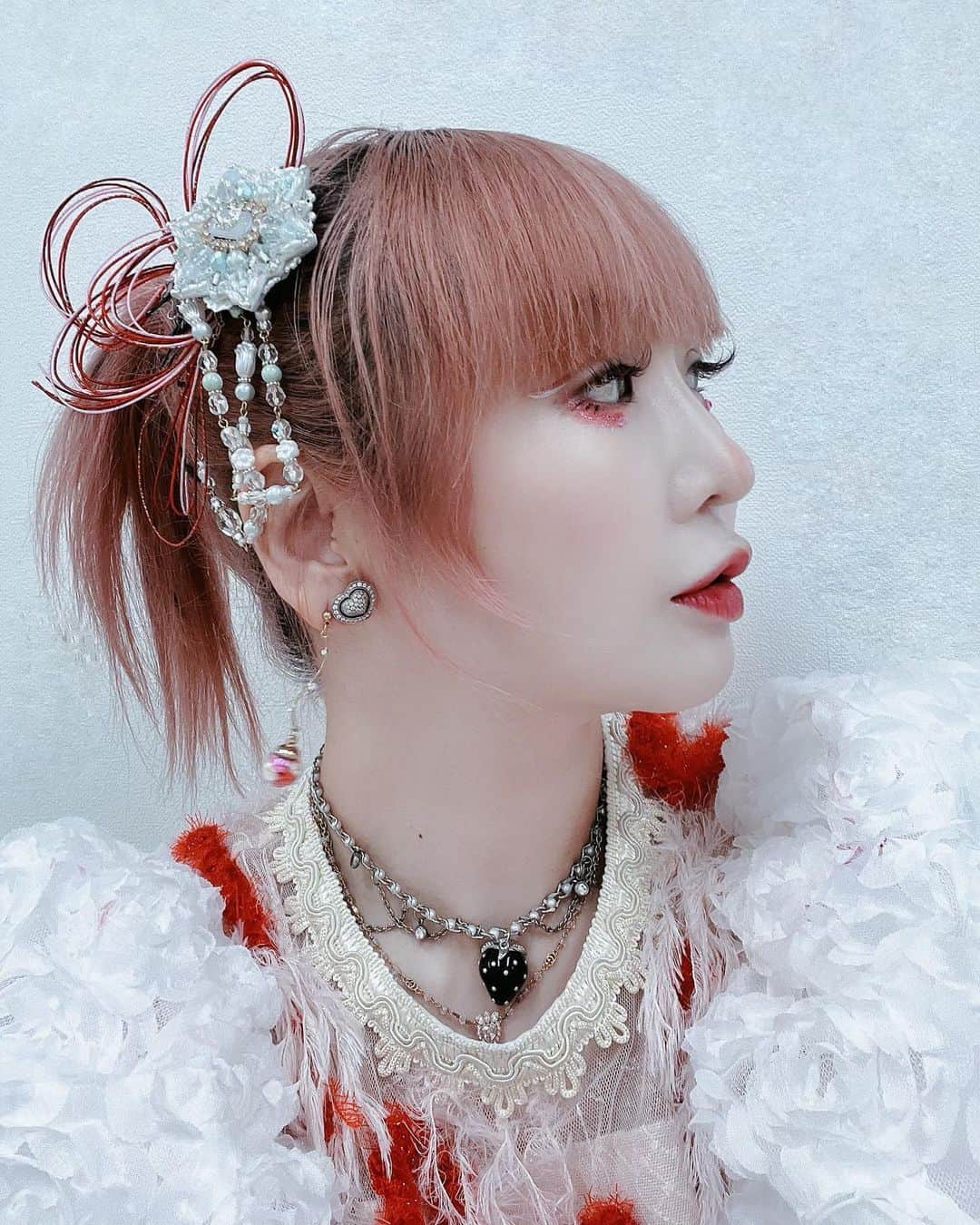 大森靖子のインスタグラム：「8.20 METAMUSE #かがやきフェス 石川県で今回初開催のフェスでした。 とても良いフェスだったので、今後もモチベーション高く続くよう渾身のライブお届けできたと思います。 秘密の集合も楽しかったね…！ 最後まで残って盛り上げてくださった方もありがとうございました。 写真は頭にブッ刺した水引をみてほしい人。石川大すき！！！！！ セトリは5まいめ！」