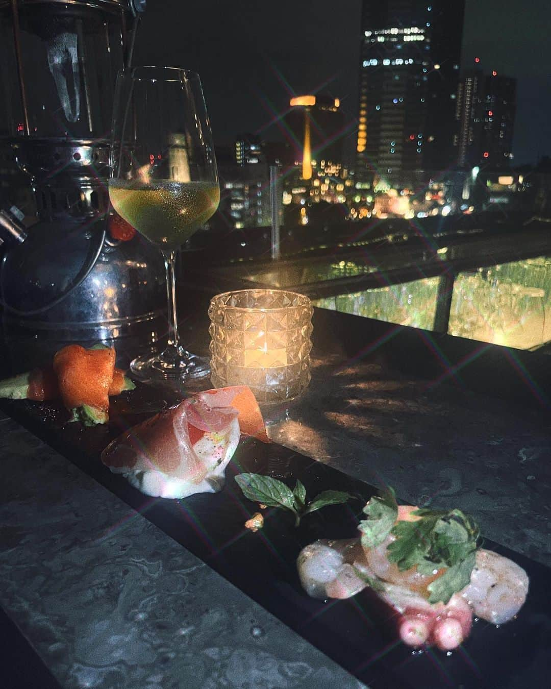 峯りあなのインスタグラム：「お気に入りでもう何回も行ってる恵比寿のルーフトップバー🍸  とってもチルで落ち着いてる雰囲気だから、デートや女子会など1日の締めくくりに立ち寄るのがおすすめだよ🥰  タパスもワインに合っててとっても美味しかった〜🫶🏻✨  @lifeislive.inc    #lifeislive #frankyhotel #恵比寿ルーフトップバー  #恵比寿バー  #恵比寿女子会  #恵比寿デート  #PR」