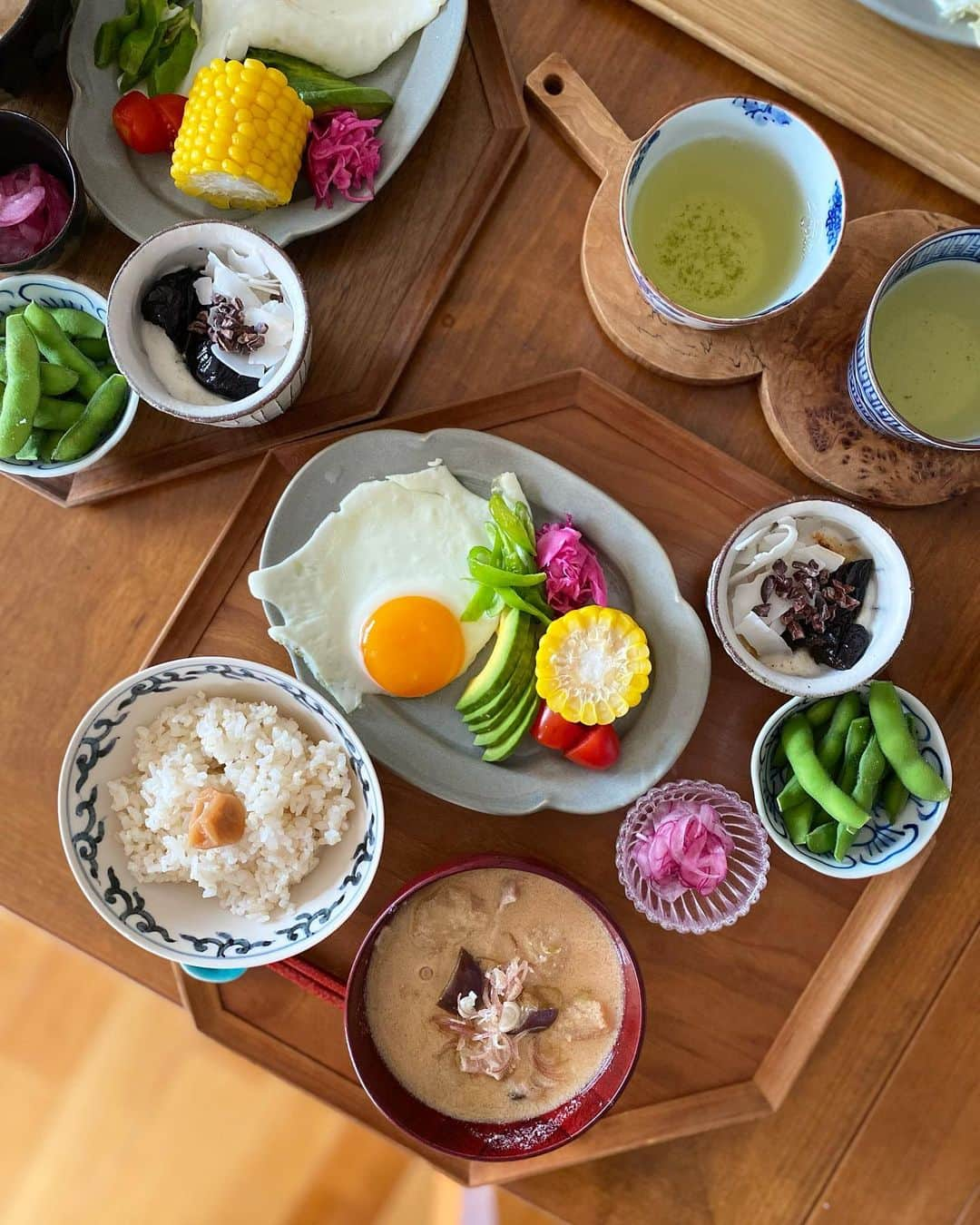 kokochiyoiのインスタグラム：「2023/08/27 日曜日の朝ごはん🍚  夏も終わりそうだから…🥺 夏らしいごはん、目指しました🚩  ・かぐや姫2分付き米に小梅干し ・畑の茄子、玉ねぎ、豚肉、茗荷の 　酒粕ねりゴマお味噌汁  ・息子作 目玉焼き🍳 ・嶽きみ🌽 ・アボカドの糠漬け🥑 ・グリルした甘ししとう ・紫キャベツのマリネ ・#アンジュレトマト 🍅  ・天狗印枝豆の味匠 ・酢玉ねぎ(紫玉ねぎ)  ・息子作 ドライプルーンヨーグルト ・緑茶🍵  数年前、 友人にもらって感動した青森の#嶽きみ 🌽 初めてとうもろこしを生でいただき、 そのおいしさに泣きそうだった…🥹  で、その嶽きみを昨日、 ご近所のこだわり八百屋さんで発見❗️ とってもおいしくいただきました😋  それから、 いつだってお肉食べたい〜😬🍖 な息子のリクエストで、 お味噌汁にビタミンBの王様 豚肉を投入🥢  茄子と豚肉って最強に合うよね...🤤 茗荷で夏の爽やかさプラス✨  酢玉ねぎは、 最近急激に健康志向になってきた 夫のリクエスト。 粒マスタードとか入れたり 色々アレンジできそう🤔💭  そうそう、 枝豆もおいしかった〜🤤  畑から採ってきたばかりの枝豆が 一番おいしいと思っているけれど、  これまたこだわり八百屋さんから 「#天狗印枝豆 の最高峰ですから‼️」 とおすすめされた#味匠 🫛 しっかり甘くて美味しかったです。  今日もごちそうさま‼️  #おいしいもの #健康食  #発酵食」