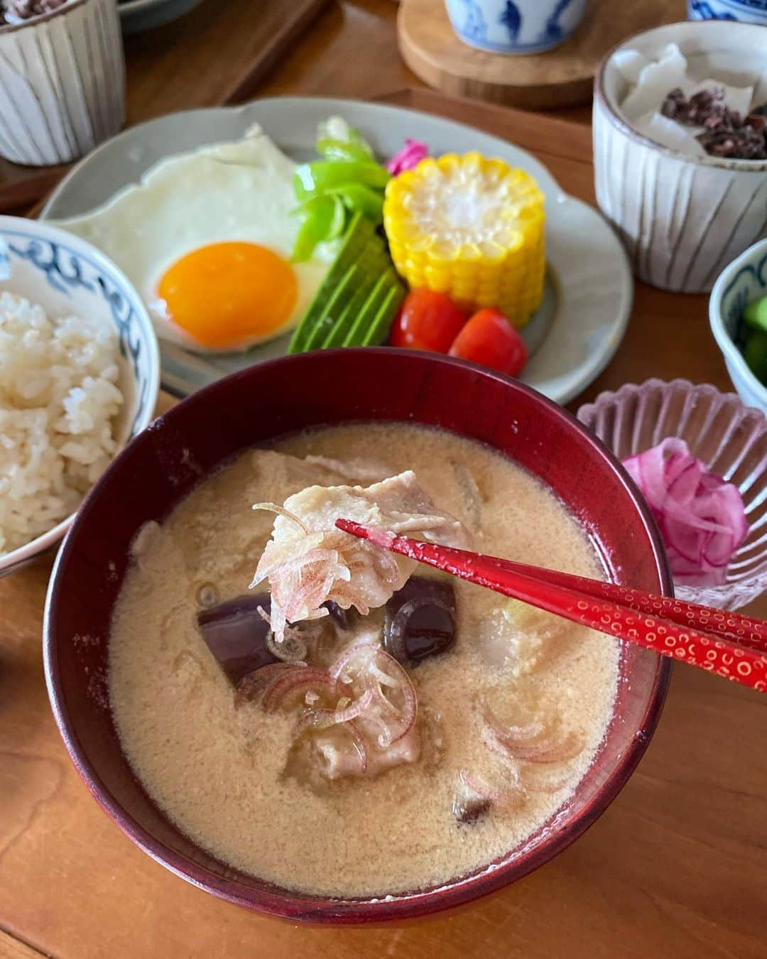 kokochiyoiさんのインスタグラム写真 - (kokochiyoiInstagram)「2023/08/27 日曜日の朝ごはん🍚  夏も終わりそうだから…🥺 夏らしいごはん、目指しました🚩  ・かぐや姫2分付き米に小梅干し ・畑の茄子、玉ねぎ、豚肉、茗荷の 　酒粕ねりゴマお味噌汁  ・息子作 目玉焼き🍳 ・嶽きみ🌽 ・アボカドの糠漬け🥑 ・グリルした甘ししとう ・紫キャベツのマリネ ・#アンジュレトマト 🍅  ・天狗印枝豆の味匠 ・酢玉ねぎ(紫玉ねぎ)  ・息子作 ドライプルーンヨーグルト ・緑茶🍵  数年前、 友人にもらって感動した青森の#嶽きみ 🌽 初めてとうもろこしを生でいただき、 そのおいしさに泣きそうだった…🥹  で、その嶽きみを昨日、 ご近所のこだわり八百屋さんで発見❗️ とってもおいしくいただきました😋  それから、 いつだってお肉食べたい〜😬🍖 な息子のリクエストで、 お味噌汁にビタミンBの王様 豚肉を投入🥢  茄子と豚肉って最強に合うよね...🤤 茗荷で夏の爽やかさプラス✨  酢玉ねぎは、 最近急激に健康志向になってきた 夫のリクエスト。 粒マスタードとか入れたり 色々アレンジできそう🤔💭  そうそう、 枝豆もおいしかった〜🤤  畑から採ってきたばかりの枝豆が 一番おいしいと思っているけれど、  これまたこだわり八百屋さんから 「#天狗印枝豆 の最高峰ですから‼️」 とおすすめされた#味匠 🫛 しっかり甘くて美味しかったです。  今日もごちそうさま‼️  #おいしいもの #健康食  #発酵食」8月27日 11時39分 - kokochiyoi