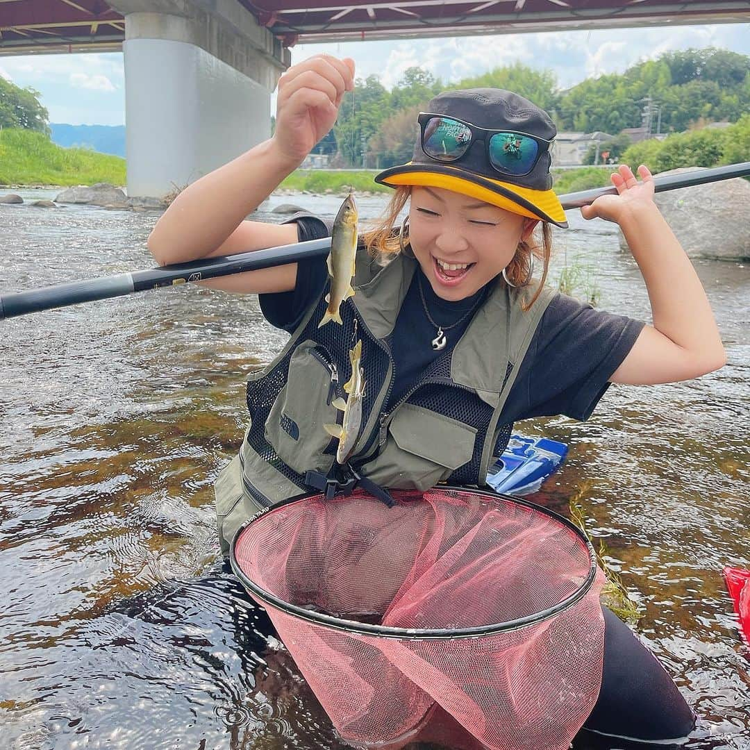 渕上万莉 さんのインスタグラム写真 - (渕上万莉 Instagram)「ちょい前の夏休み🌺  地元名張川でアユ釣り🌴✨  にっしゃんとカツキさんで @pskatsukigram  仕掛けとオソロのベスト🦺買って 『追い星おとり店』でまったり🍺♨️ 沖中さんに 『いつ釣りに行くんや❓😂』 と言われるぐらい隣のおっちゃんたちとのんびりおしゃべりしてしまった🤣♨️♨️  大内山から早川君も合流☀️  昼から夕方にかけて🎣  石野先生とたまたま居合わせた辻先生に教えてもらいました🥹🙏🏽✨✨  年パスも買って お盆明けに絶対行こうと思ってたのに 台風のせいで行けんかった🥲  来月頭ぐらい また行きたいなー✨✨  ■2023.7.18 三重県　名張市 追い星おとり店　アユ友釣り  #アユ  #鮎釣り #鮎  #鮎友釣り  #友釣り #名張川 #追い星  #追い星おとり店  #ライトスタイル #にっしゃん #フッチー #渕上万莉」8月27日 11時42分 - mari_fuchigami