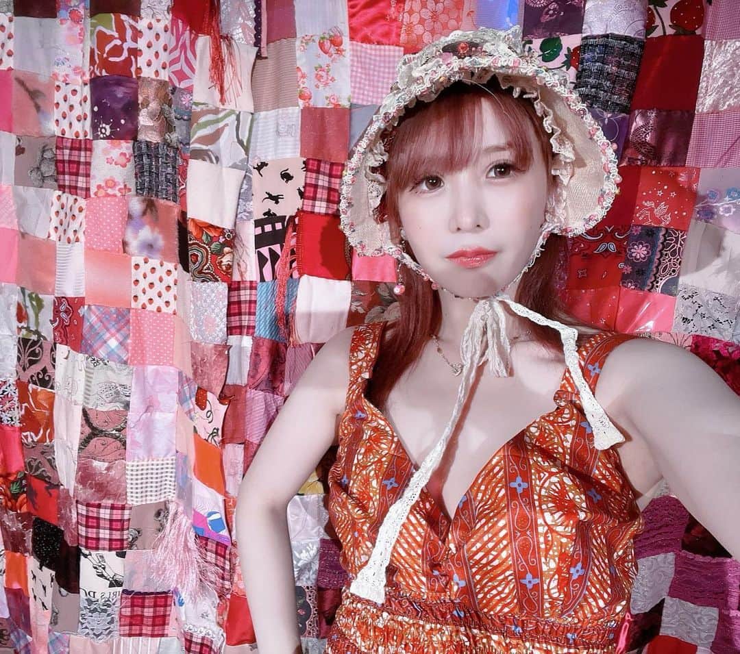 大森靖子のインスタグラム：「ファンクラブトークイベント #続実験室 ぴろよさんが、みんなが縫ったピンクの布を更に縫いつないで10mのキルトを完成させてくださった！！！！すごい！川みたい！！！！！！ これから衣装になるのだけど、この状態も見ていただきたいということで急遽ロフトプラスワンに飾らせていただくことに。 プラスワンの店長さんが「これなら女の子のアイドルちゃんもでてくれそうーー！かわいい！！」とキャッキャ言ってくださってかわいかったです。 地元の友達で現在は海外でマラリア感染症のワクチン開発のための研究をしているひかるちゃんのトークもファンの人にきいてもらえて嬉しかったです！」