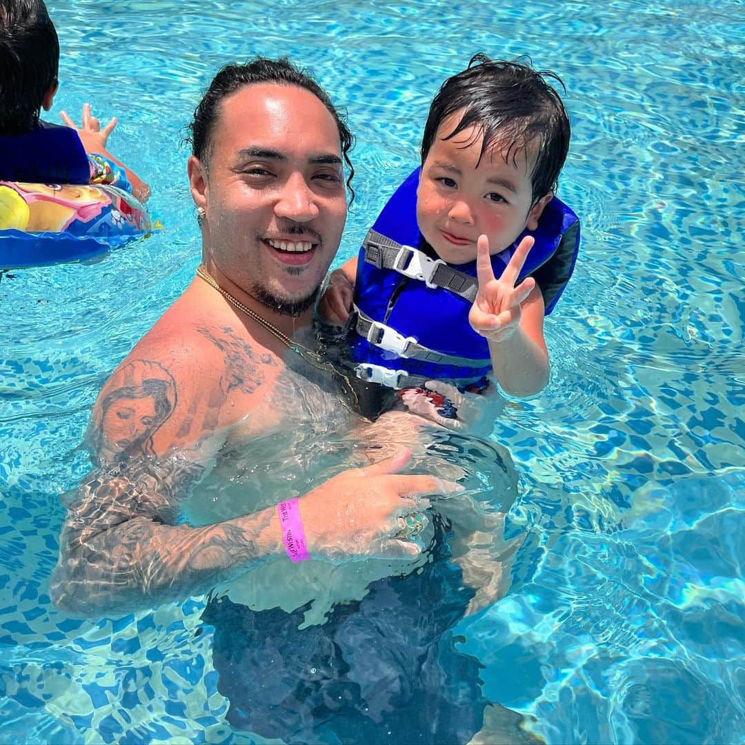 MC TYSONのインスタグラム：「俺達の夏休み☀️🏝️⛱️🍹 大家族なんで移動時間が短いグアムに行ってました✌🏽😎チビら走り回るからパパ大変やったけど、いっぱい笑って、遊んで、食べて最高な旅でした😊さぁ、帰ったらアルバム制作や🔥親父頑張るで💪🏽💙#themessage6」