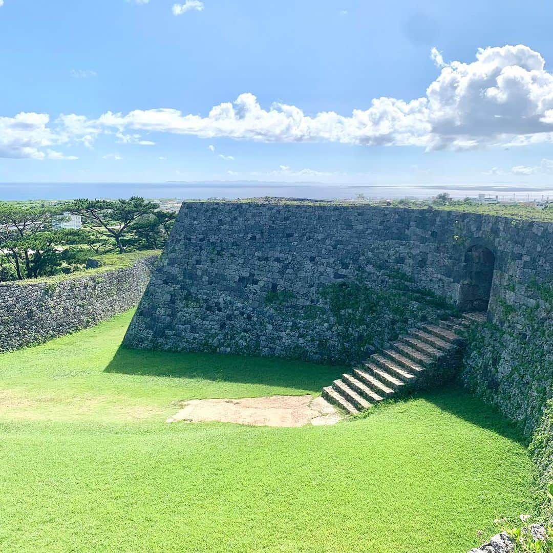 majunのインスタグラム：「@majunokinawa  グスク（城址）巡りで沖縄の歴史文化を感じる。  沖縄旅をかりゆしウェアスタイルで満喫しませんか🌿  #majun #majunokinawa #マジュン #かりゆし #かりゆしウェア #かりゆしシャツ #沖縄旅行 #沖縄観光 #沖縄観光スポット #沖縄好きな人と繋がりたい #沖縄生活 #沖縄離島 #沖縄フォト #okinawatrip #okinawalife #沖縄の夏 #夏コーデ #夏ファッション #シャツコーデ #柄シャツコーデ #汗対策 #暑さ対策 #涼感 #涼を求めて  #夏休み #夏休み旅行 #夏旅行 #グスクフォト #グスク巡り　 #沖縄旅」