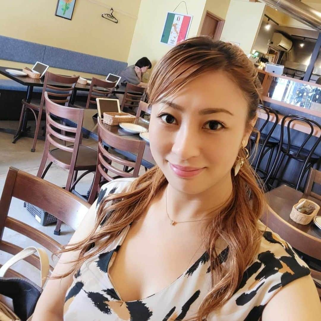 小野友葵子さんのインスタグラム写真 - (小野友葵子Instagram)「【竹ノ塚の薪窯焼きpizza専門店TAVETALINAさん】  先日、お世話になっている梁川貴美さんと、竹ノ塚の薪窯焼きpizza専門店 TAVETALINAさんへ。🇮🇹  今年6月にオープンしたそうです。  イタリア製のピザ窯！！ アンチョビとオリーブのピザをいただきましたが、とっても美味しかったですよ～！！🍕💕  8年住んだミラノの自宅を解約して、3ヶ月.....。 イタリアの美味しいピザを思い出しました。  美味しかったので、 是非また行きたいお店です～！❤   ｡.｡:+* ﾟ ゜ﾟ *+:｡.｡:+* ﾟ ゜ﾟ *+:｡.｡ 🎵2023/7/2（日）14：30 ムラマツリサイタルホール新大阪（大阪公演） 🎵2023/7/16（日）13：00 ザ・ルーテル・ホール（札幌公演） 🎵2023/9/2（土）13：30 すみだトリフォニー小ホール（東京公演） 🎵2023/11/5（日）14：00※振替 レソラホール（福岡公演） https://ameblo.jp/onoyukiko/entry-12798896137.html  📻2023/9/2（土） 動画配信型ラジオレギュラー冠番組 『小野友葵子のBella Serata‼』 第1、第3土曜日 21：00～21：50生放送中 https://ameblo.jp/onoyukiko/entry-12817025188.html  🎵2023/9/12（火）15:00 酵素クレープ専門店クレープアリサ東京 https://ameblo.jp/onoyukiko/entry-12816336256.html  🎵2023/10/12（木）15:00 酵素クレープ専門店クレープアリサ東京  🎵2023/10/13（金）18:15 東京芸術劇場コンサートホール https://ameblo.jp/onoyukiko/entry-12816806430.html  💿小野友葵子コラボ参加CD発売中！ https://ameblo.jp/onoyukiko/entry-12800332342.html  🎼小野友葵子プロデュース若手オペラ歌手グループ『I  BOCCIOLI』メンバー募集中！ https://ameblo.jp/onoyukiko/entry-12800609513.html ｡.｡:+* ﾟ ゜ﾟ *+:｡.｡:+* ﾟ ゜ﾟ *+:｡.｡ 🌹HP https://www.onoyukiko.com/ 🌹ブログ http://ameblo.jp/onoyukiko 🌹Instagram（yukikoonosoprano） https://www.instagram.com/yukikoonosoprano/ 🌹Twitter https://twitter.com/yukiko_ono 🌹YouTube（YukikoOno小野友葵子） https://www.youtube.com/user/VitaRoseaYukikoOno 🌹小野友葵子のコンサートってどんな感じ？ https://youtu.be/bWges5LlLnw ｡.｡:+* ﾟ ゜ﾟ *+:｡.｡:+* ﾟ ゜ﾟ *+:｡.｡  #竹ノ塚 #竹の塚 #薪窯焼きpizza専門店 #TAVETALINA #イタリアン #イタリアンランチ #竹ノ塚ランチ #ピザ窯 #アンチョビとオリーブ #オープンしたて #ソプラノ歌手 #オペラ歌手 #オペラ #錦戸部屋女将 #バラ好き #パンダ好き #ミラノ #イタリア #ラジオパーソナリティー #プロデューサー #若手アーティスト支援 #デビュー15周年」8月27日 11時47分 - yukikoonosoprano