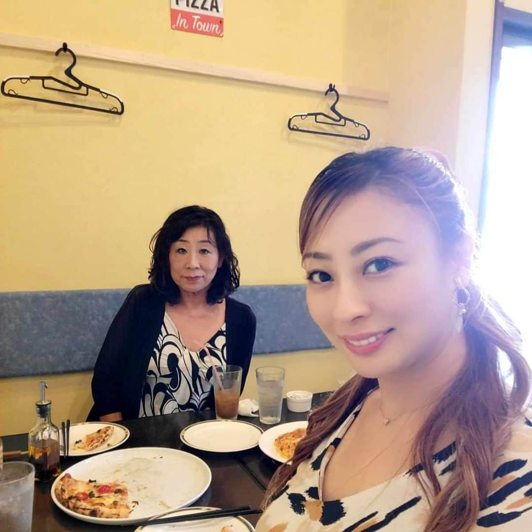 小野友葵子さんのインスタグラム写真 - (小野友葵子Instagram)「【竹ノ塚の薪窯焼きpizza専門店TAVETALINAさん】  先日、お世話になっている梁川貴美さんと、竹ノ塚の薪窯焼きpizza専門店 TAVETALINAさんへ。🇮🇹  今年6月にオープンしたそうです。  イタリア製のピザ窯！！ アンチョビとオリーブのピザをいただきましたが、とっても美味しかったですよ～！！🍕💕  8年住んだミラノの自宅を解約して、3ヶ月.....。 イタリアの美味しいピザを思い出しました。  美味しかったので、 是非また行きたいお店です～！❤   ｡.｡:+* ﾟ ゜ﾟ *+:｡.｡:+* ﾟ ゜ﾟ *+:｡.｡ 🎵2023/7/2（日）14：30 ムラマツリサイタルホール新大阪（大阪公演） 🎵2023/7/16（日）13：00 ザ・ルーテル・ホール（札幌公演） 🎵2023/9/2（土）13：30 すみだトリフォニー小ホール（東京公演） 🎵2023/11/5（日）14：00※振替 レソラホール（福岡公演） https://ameblo.jp/onoyukiko/entry-12798896137.html  📻2023/9/2（土） 動画配信型ラジオレギュラー冠番組 『小野友葵子のBella Serata‼』 第1、第3土曜日 21：00～21：50生放送中 https://ameblo.jp/onoyukiko/entry-12817025188.html  🎵2023/9/12（火）15:00 酵素クレープ専門店クレープアリサ東京 https://ameblo.jp/onoyukiko/entry-12816336256.html  🎵2023/10/12（木）15:00 酵素クレープ専門店クレープアリサ東京  🎵2023/10/13（金）18:15 東京芸術劇場コンサートホール https://ameblo.jp/onoyukiko/entry-12816806430.html  💿小野友葵子コラボ参加CD発売中！ https://ameblo.jp/onoyukiko/entry-12800332342.html  🎼小野友葵子プロデュース若手オペラ歌手グループ『I  BOCCIOLI』メンバー募集中！ https://ameblo.jp/onoyukiko/entry-12800609513.html ｡.｡:+* ﾟ ゜ﾟ *+:｡.｡:+* ﾟ ゜ﾟ *+:｡.｡ 🌹HP https://www.onoyukiko.com/ 🌹ブログ http://ameblo.jp/onoyukiko 🌹Instagram（yukikoonosoprano） https://www.instagram.com/yukikoonosoprano/ 🌹Twitter https://twitter.com/yukiko_ono 🌹YouTube（YukikoOno小野友葵子） https://www.youtube.com/user/VitaRoseaYukikoOno 🌹小野友葵子のコンサートってどんな感じ？ https://youtu.be/bWges5LlLnw ｡.｡:+* ﾟ ゜ﾟ *+:｡.｡:+* ﾟ ゜ﾟ *+:｡.｡  #竹ノ塚 #竹の塚 #薪窯焼きpizza専門店 #TAVETALINA #イタリアン #イタリアンランチ #竹ノ塚ランチ #ピザ窯 #アンチョビとオリーブ #オープンしたて #ソプラノ歌手 #オペラ歌手 #オペラ #錦戸部屋女将 #バラ好き #パンダ好き #ミラノ #イタリア #ラジオパーソナリティー #プロデューサー #若手アーティスト支援 #デビュー15周年」8月27日 11時47分 - yukikoonosoprano