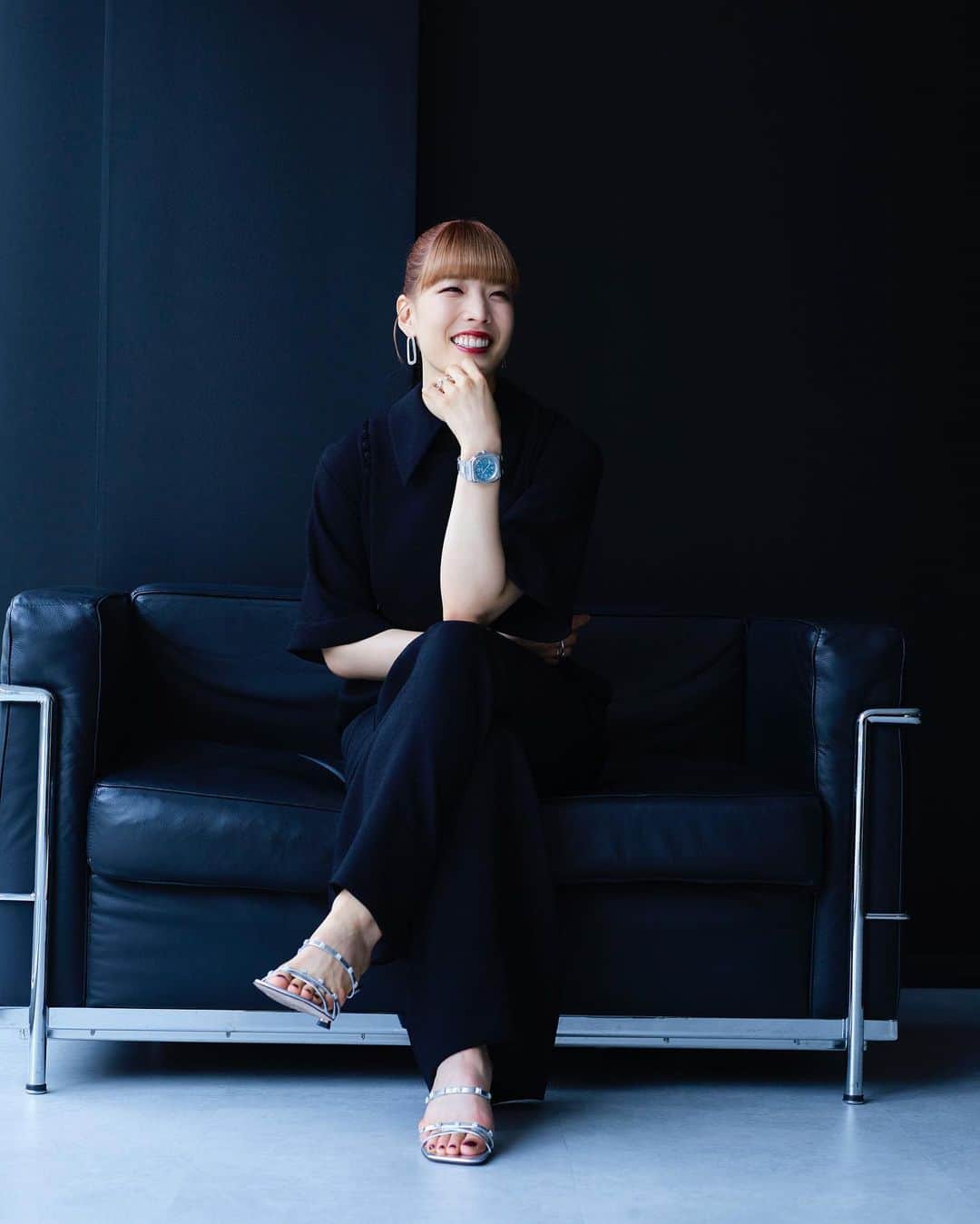 江村美咲さんのインスタグラム写真 - (江村美咲Instagram)「@bellross_japan の表参道POP UPストアにてBR 05 GMT SKY BLUEを着用して撮影していただきました✈️ ⁡ 緊張を解してくれる明るい現場でとても楽しかったです✨ ありがとうございました！  @bellrosswatches   Photography: @arakihayato.photographer  Styling: @motokokawano424  Hair & Makeup: @iwaidenao  ⁡ #ベルロス#ベルアンドロス#フレンドオブザブランド #bellross#BR05GMT」8月27日 11時57分 - emura_misaki