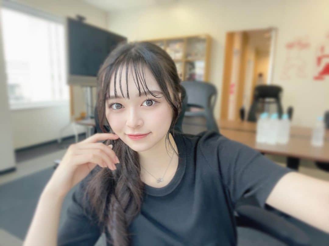 のインスタグラム：「♡♡♡  おはよう~ 天気が不安定だねえ🌦💧 今日も1日頑張りましょう~✊🏻  #吉田恵芽 #05 #ljk  #ヘアアレンジ #ポニーテール #黒tシャツコーデ #シンプルコーデ #夏コーデ」