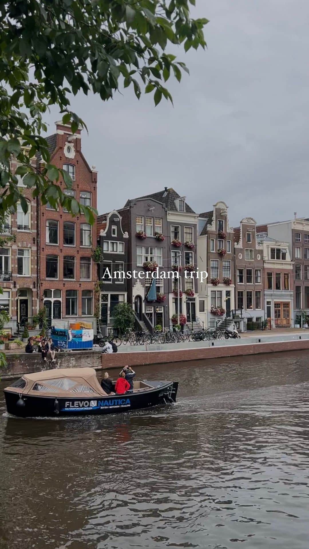 Manamiのインスタグラム：「📍Amsterdam  街や建物がちょーかわいい💓 運河に囲まれていてロマンチック🛳️ お花がたくさん💐 ご飯おいしい🐟🍟 インテリアがおしゃれ🪑 人がやさしい🤍  ミッフィーちゃんはオランダ出身🐰 (オランダ語は "ナインチェ") オランダは売春とマリファナが合法🌿👀」