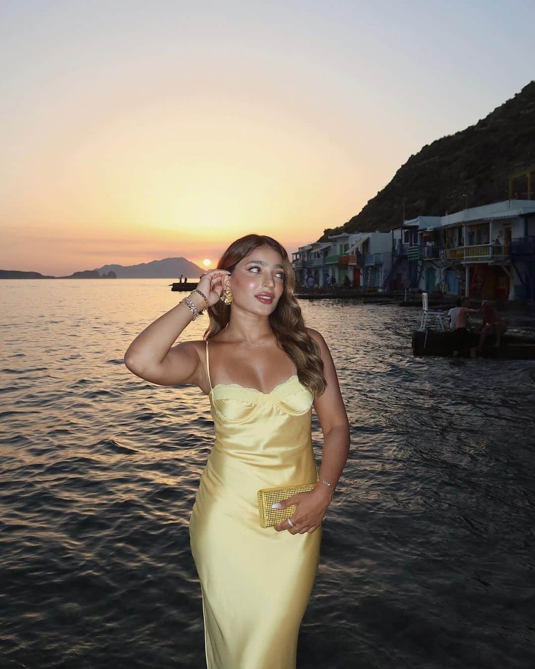 Beginning Boutiqueのインスタグラム：「Those sunset moments 🌞 @stylewithdanya wears our most-loved Mariana Yellow Lace Bust Midi Dress!」