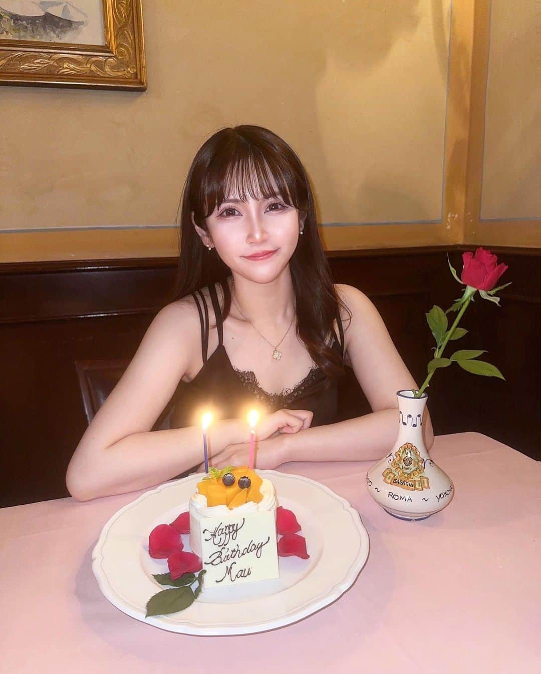 五十嵐茉優のインスタグラム：「本日26歳になりました🍰 𓂃 𓈒𓏸  写真は先週まどかちゃんに お誕生日お祝いしてもらった時の♡ 凄く素敵なお店を選んでくれてありがとう〜！ プレゼントも早速使ってます🫰🏻🫧  ㅤ 〜  リストランテ・サバティーニ 青山 📍 東京都港区北青山2-13-5 サンクレストビル B1F 🚃 東京メトロ銀座線 外苑前駅より徒歩1分 ☀️ ¥5,000〜  🌙 ¥20,000〜  #誕生日 #誕生日プレート #誕生日サプライズ #26歳 #8月27日 #外苑前ランチ #青山ランチ #sabatini #ristorantesabatini #まうろぐ」