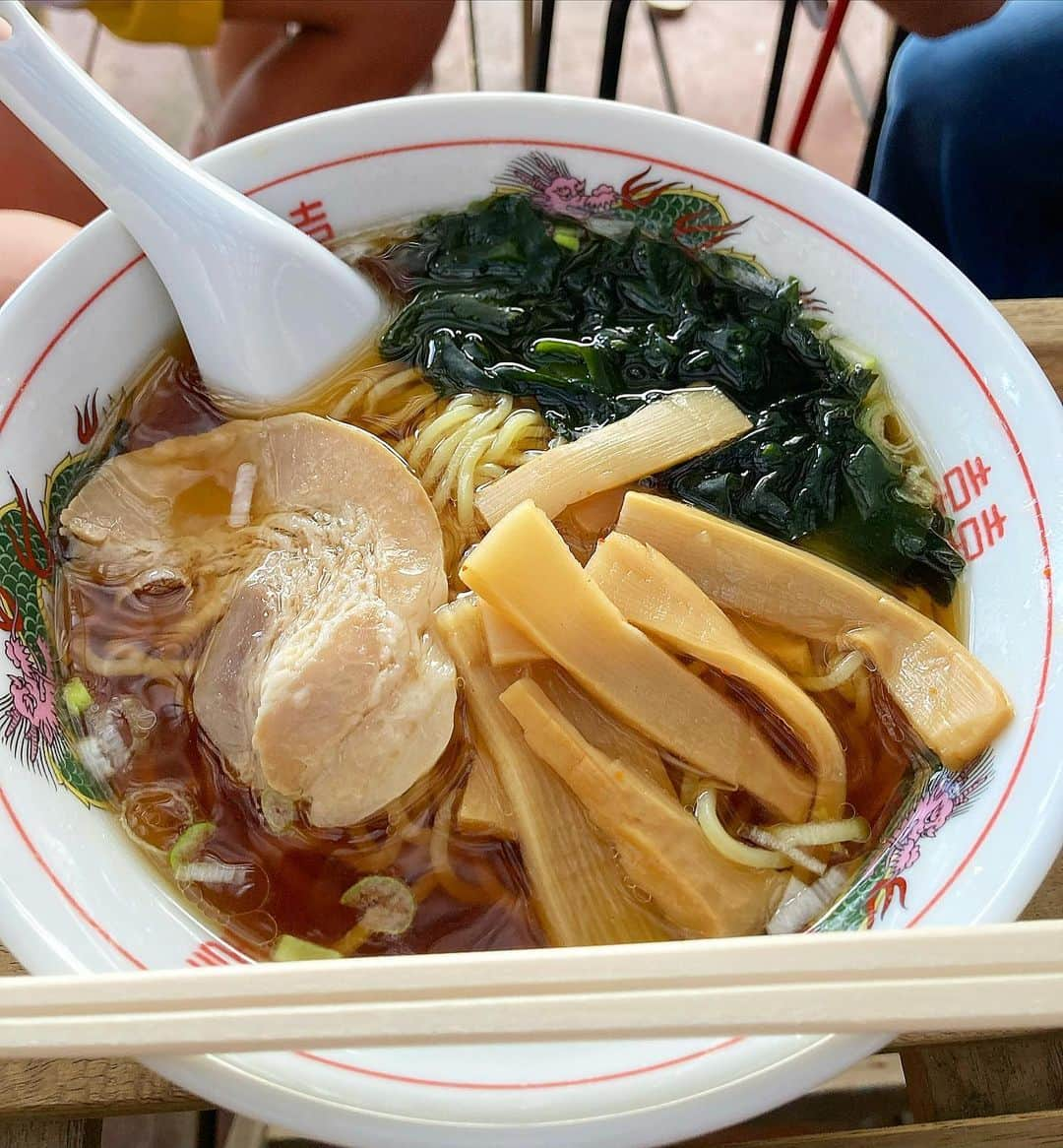 成松修さんのインスタグラム写真 - (成松修Instagram)「海で食うラーメンってなんでこんなに美味いんだろうね。  #トミガヤベースの夏休み #海  #tomigayabase #逗子海岸 #海の家 #ラーメン」8月27日 12時00分 - ore_osamu