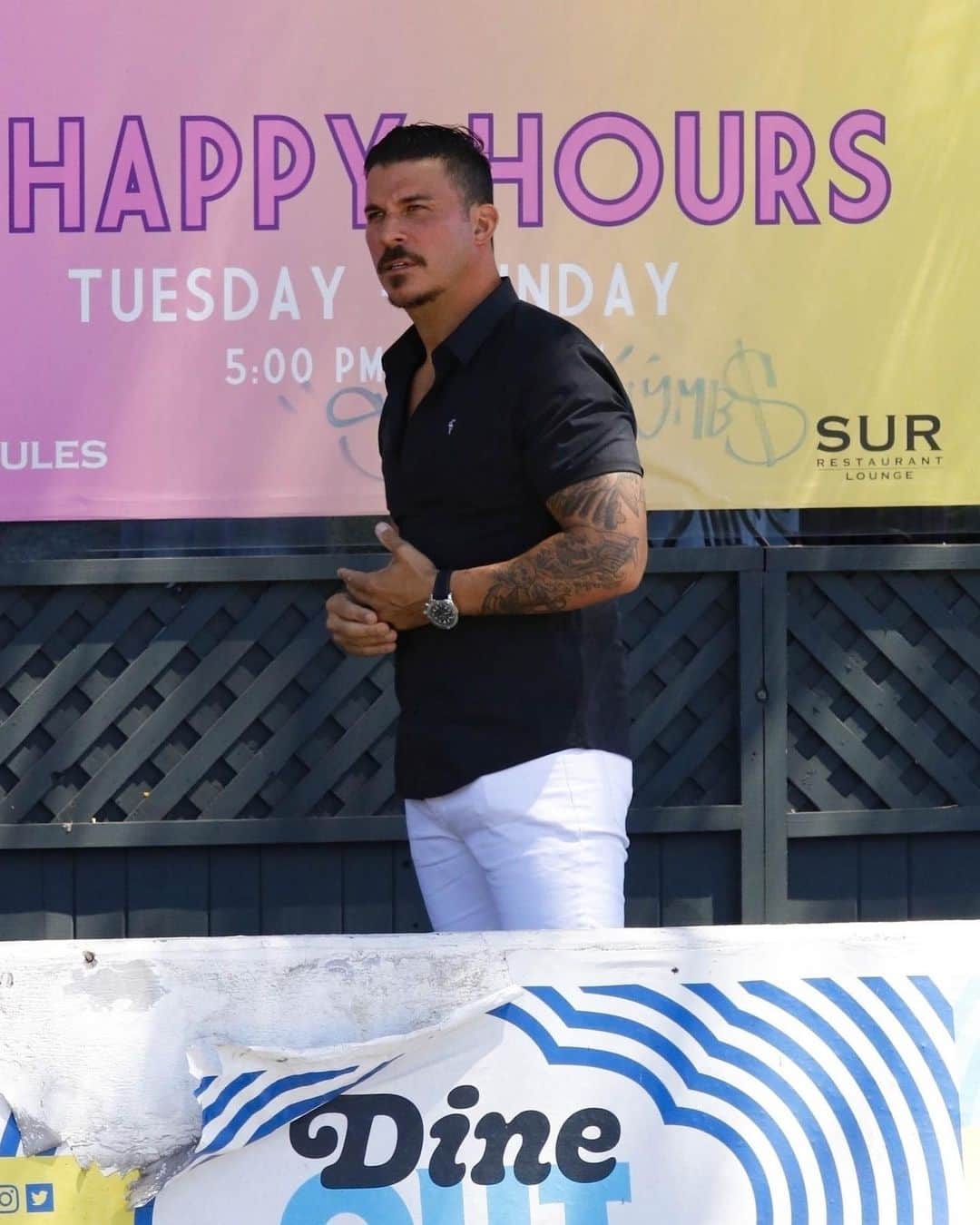 Just Jaredさんのインスタグラム写真 - (Just JaredInstagram)「Jax Taylor was spotted filming at SUR alongside his former #VanderpumpRules castmates! Check out even more photos on our site.  #JaxTaylor #ArianaMadix #TomSandoval #KatieMaloney #TomSchwartz #ScheanaShay Photos: Backgrid」8月27日 12時00分 - justjared