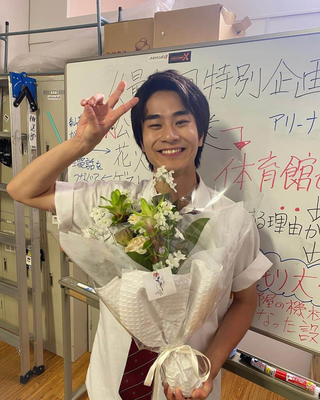 クライムファミリーのインスタグラム：「✿.*･クランクアップ💐  🎙大城健太 役：#前田旺志郎   カメラが回っていないところでも、とにかく元気いっぱいの前田さん！  #大城と旺志郎 #名前が似てるのは偶然です😳  ▼TVer📺 https://tver.jp/lp/series/srd6tp4kig  #フジテレビ #木戸大聖 #中田青渚 #米倉れいあ #新ドラマ #夏ドラマ #深夜ドラマ #ドラマ #ラジオ #ラジオのある暮らし #青春」