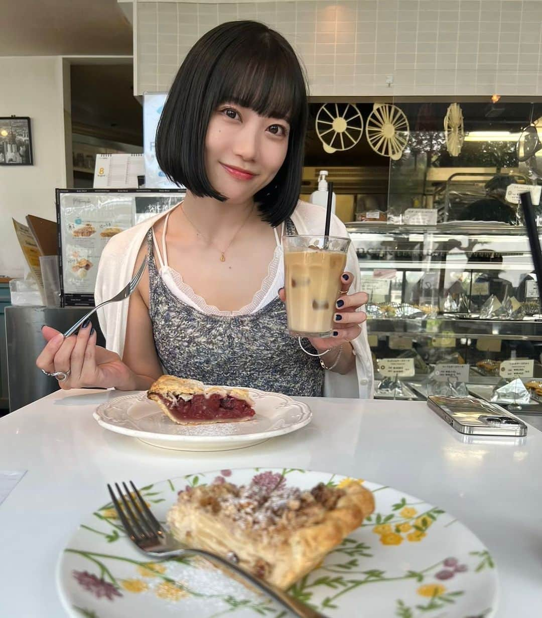 菜々香さんのインスタグラム写真 - (菜々香Instagram)「ここのケーキ好き！☺︎ バナナケーキもおいしいねんねん。。。🤤 いっつもいっぱい！  #東京カフェ #cafe #チェリーパイ　#アップルパイ　#松之助ny #菜々香」8月27日 12時00分 - 7.na_na_ka