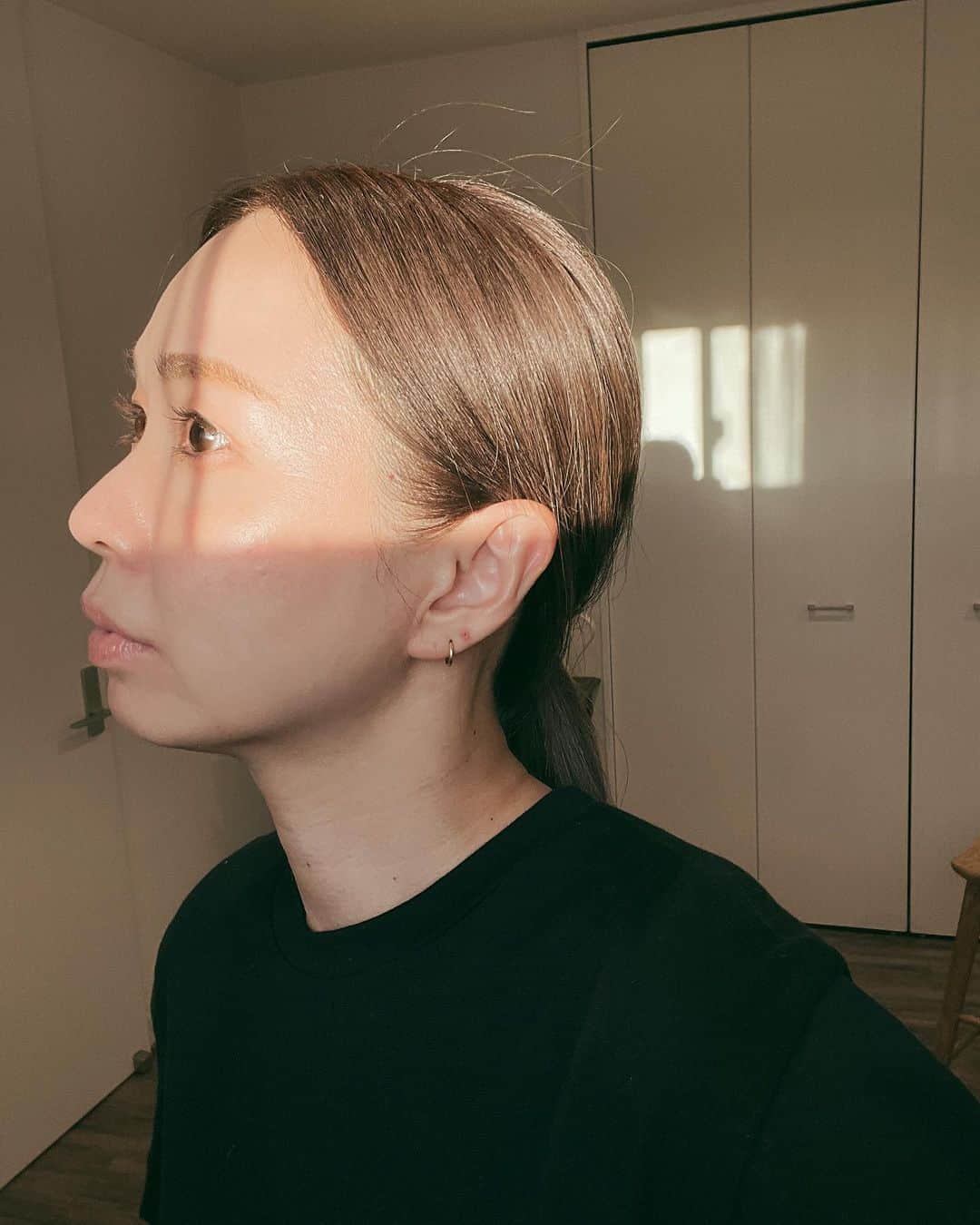 Love_Lifeのインスタグラム：「New hair🪞  一旦ダブルカラー卒業して、秋らしく暗めに今回もお任せで、、  いつも色褒められて何色か聞かれるから今回こそ聞いてこようって思って聞いたら何色だろうねー、色々混ざってるからと。  今まで積み上げてきたもの＋感覚？カットもだけどパパッとサラッとカッコよくこなして下さる！  そして毎回この絶妙カラー  光の加減でいろんな色に見えるところもすき🤎  今回はカラー&トリートメントだったので、次回またカットしようかなー」