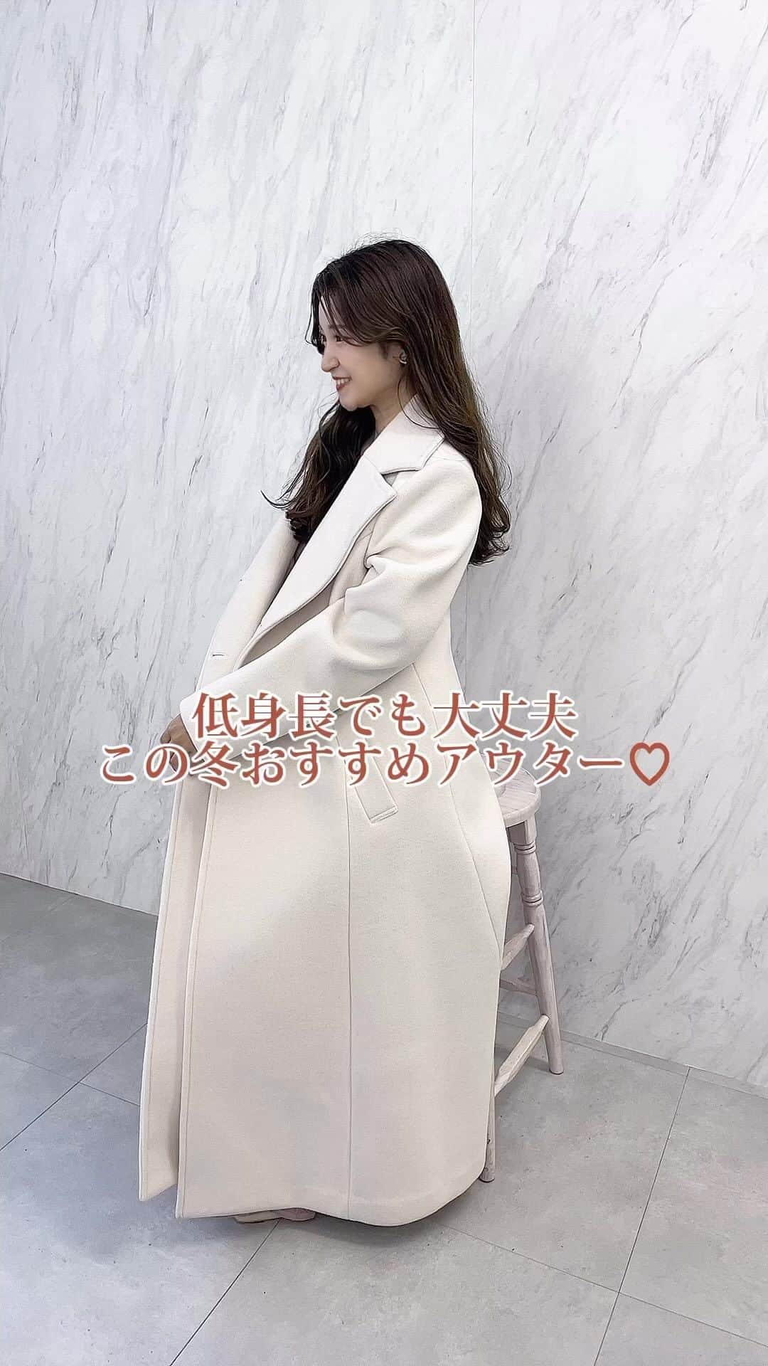 MERCURYDUOのインスタグラム：「最強♡美シルエットコート🧥 . . . 2023 MERCURYDUO 総選挙1位👑に輝いたコートがこちら✨ . . #フィットアンドフレアロングコート ¥33.000  size s.m color  ivory/black . . なんと！！！8/29（火）23:59まで ✔️point20倍 ✔️送料無料 . . 更にすごい特典が💗 フォロワー様限定クーポン . クーポンコード 【MS_03001】☜ご利用で10%オフでご購入が出来ます🙌✨ . . . スタッフ一同このコートの美シルエットに 感動してます🥺✨ 羽織るだけで、くびれが出来て、足長効果抜群のコート 更に可愛くて、軽くて羽織りやすいだなんて…♡ . . ぜひ！！このお得な機会に総選挙1位コート ゲットしてくださいね💗 . @mercuryduo_nayuu のTOPのURLと、ストーリー、ハイライトからご購入できます🛒 . . . . . @mercuryduo_com @mercuryduo_styling . . staff 👩  150cm  Mサイズ着用 . . #mercuryduo #マーキュリーデュオ #コート　#美シルエット　#ロングコート#アウター #冬コート #シンデレラコート #あざと可愛い　#デートコーデ　#モノトーン #大人フェミニン　#フェミニンコーデ #低身長　#低身長女子　#低身長コーデ　#150cm  #イエベ春 #綺麗目コーデ　#大人可愛い　#ワンピース　#先どりコーデ #着回しリール　#おすすめ」