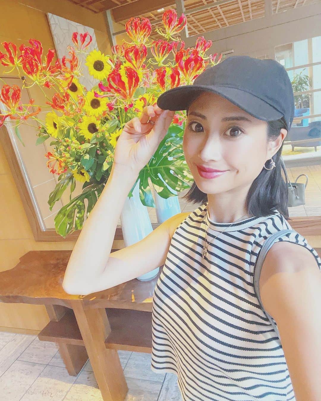 桜井未来のインスタグラム：「プール上がりスタイルのすっぴん帽子🤣🧢（笑）  この日は、お花が大好きな向日葵🌻だった❤️ 向日葵🌻みたいな人間になりたいって思ってる🥺☀️🌈（笑）  #すっぴん #すっぴん女子 #アートメイク」