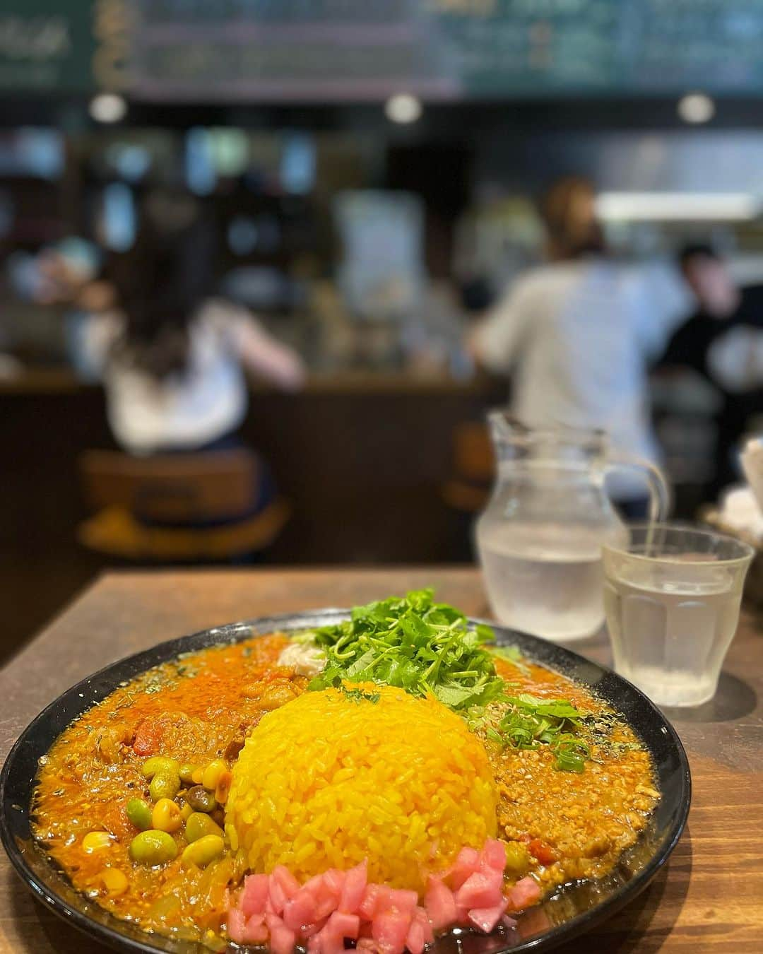 小川薫のインスタグラム：「【スパイスカレー】 . たまに食べたくなるスパイスカレー。 ご近所なのでこちらへよく伺います。 @khaos_spicediner_yotsubashi   日替わりで３種のカレーがあり 1〜３種までチョイスできます。 ごはんもターメリックと白ごはんを選べます。 この日は３種あいがけ。 サワークリームチキンが美味しかった。 チーズやスパイスたまごやパクチーなど いろいろとトッピングもありますよ！  #スパイスカレー　#カレー　#カオススパイスダイナー  #カオス四ツ橋  #スパイスカレー大阪  #spicecurry #salondeclover  #サロンドクローバー #小川薫 #料理研究家　#テーブルコーディネーター #堀江 #料理教室　#料理教室大阪」