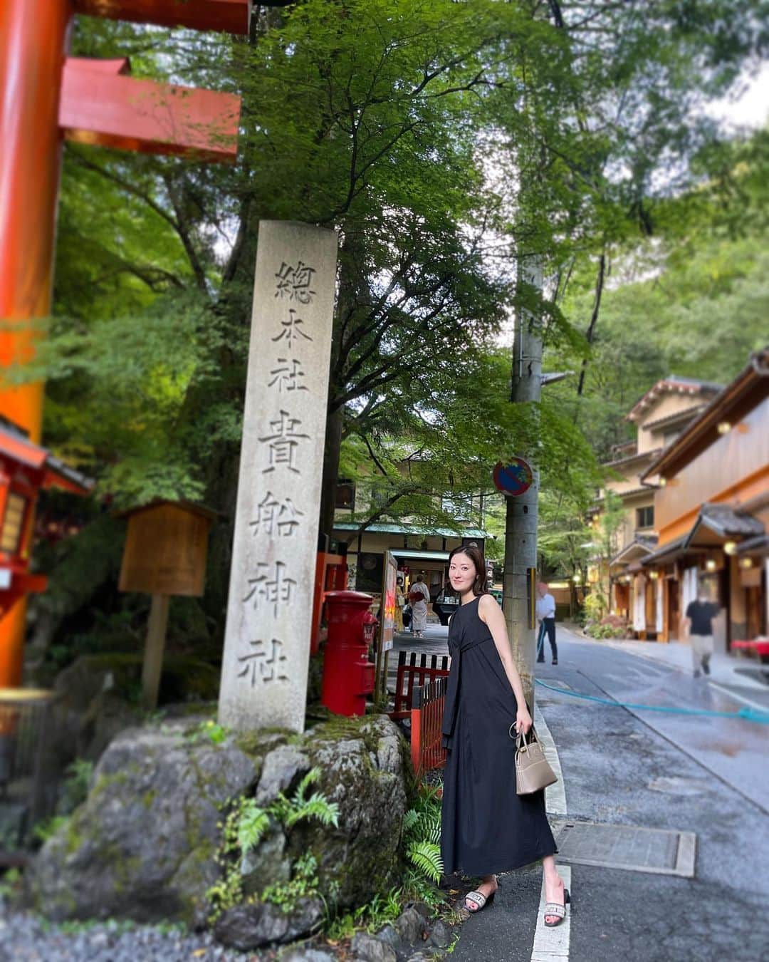 のインスタグラム：「8月前半は、久しぶりに夏休みらしい夏休みを過ごしていました😌  ずっと行ってみたかった京都の貴船神社⛩  良い思い出✨  @chikaedanami  #枝並千花 #violin #violinist  #貴船神社 #京都 #川床 #夏休み」