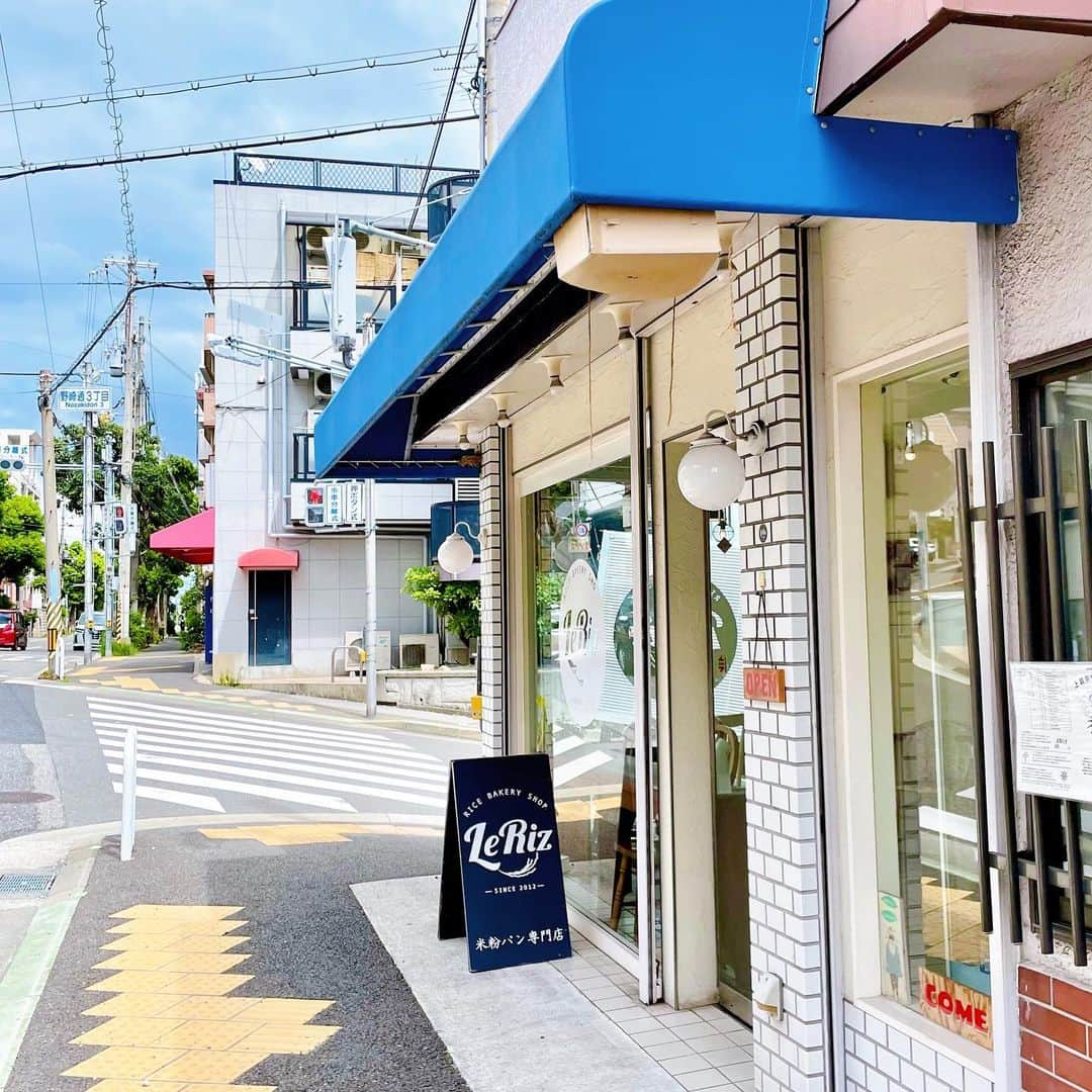 いわさきふきこ さんのインスタグラム写真 - (いわさきふきこ Instagram)「我が家の夏休み〜出会い編🥐〜  夏休み最終日は、米粉パンLe Riz (ルリ)さんへ。  以前テレビ番組でご一緒した「アウトドアショップオレンジ・山本マネージャー」のご家族が営むお店です。  仲睦まじいご両親と、次男さんの奥様が笑顔で迎えてくれました。  1番人気のお餅が入ったチョコクロワッサンは、外はサクサク、中はモチモチとろ〜り。  甘さ控えめのクリームがたっぷりの、フルーツデニッシュも美味でした。  気づけば食後にも関わらず、家族で計6個食べてしまう程🙄💗  是非、美味しいパンと素敵な笑顔に会いに行ってみてくださいね。  #米粉パン #米粉パンleriz #令和3年生まれ #令和3年5月生まれ #2歳3ヶ月 #令和元年生まれ #令和元年10月生まれ #3歳10ヶ月 #1歳7ヶ月差 #姉弟」8月27日 12時18分 - fukikoiwasaki