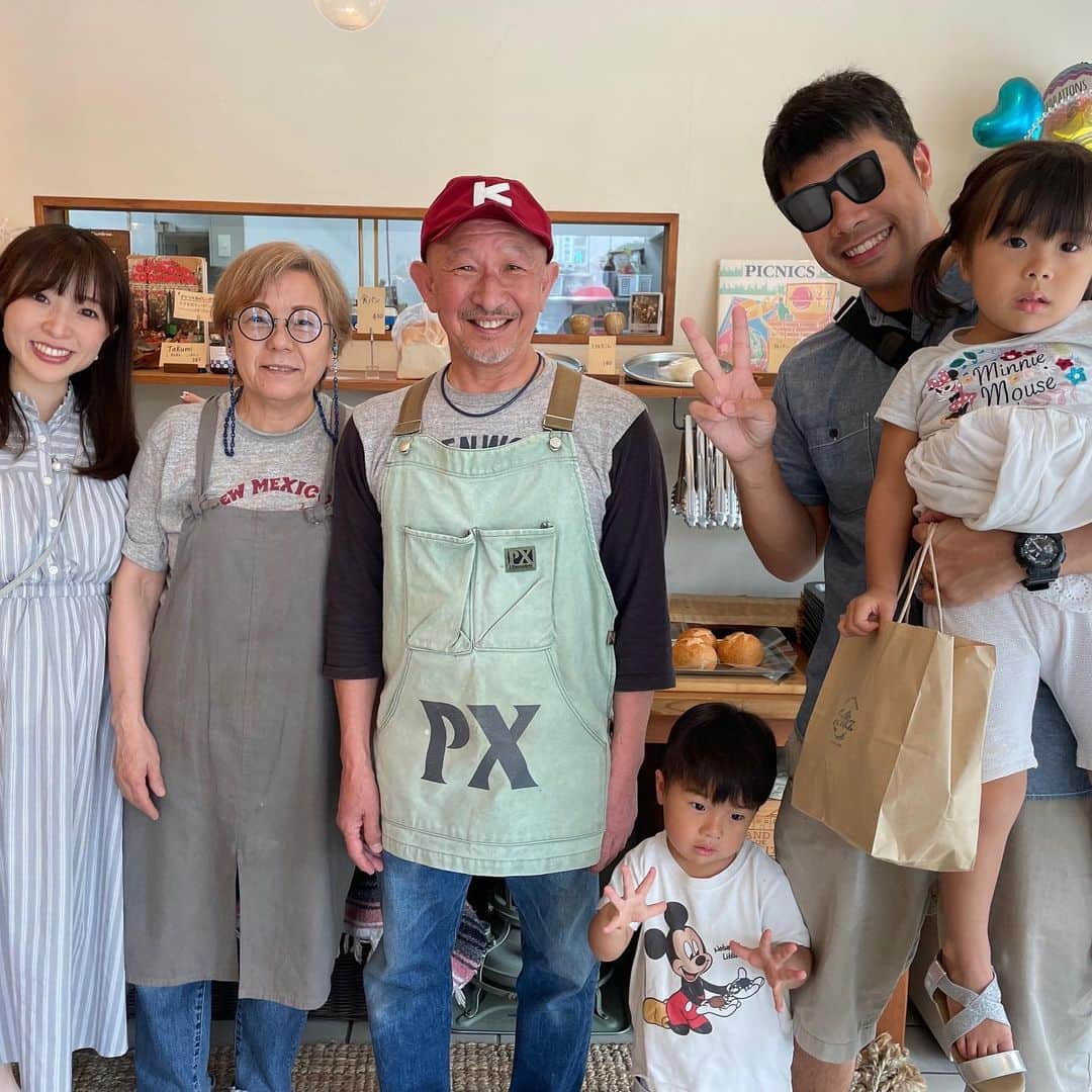 いわさきふきこ さんのインスタグラム写真 - (いわさきふきこ Instagram)「我が家の夏休み〜出会い編🥐〜  夏休み最終日は、米粉パンLe Riz (ルリ)さんへ。  以前テレビ番組でご一緒した「アウトドアショップオレンジ・山本マネージャー」のご家族が営むお店です。  仲睦まじいご両親と、次男さんの奥様が笑顔で迎えてくれました。  1番人気のお餅が入ったチョコクロワッサンは、外はサクサク、中はモチモチとろ〜り。  甘さ控えめのクリームがたっぷりの、フルーツデニッシュも美味でした。  気づけば食後にも関わらず、家族で計6個食べてしまう程🙄💗  是非、美味しいパンと素敵な笑顔に会いに行ってみてくださいね。  #米粉パン #米粉パンleriz #令和3年生まれ #令和3年5月生まれ #2歳3ヶ月 #令和元年生まれ #令和元年10月生まれ #3歳10ヶ月 #1歳7ヶ月差 #姉弟」8月27日 12時18分 - fukikoiwasaki