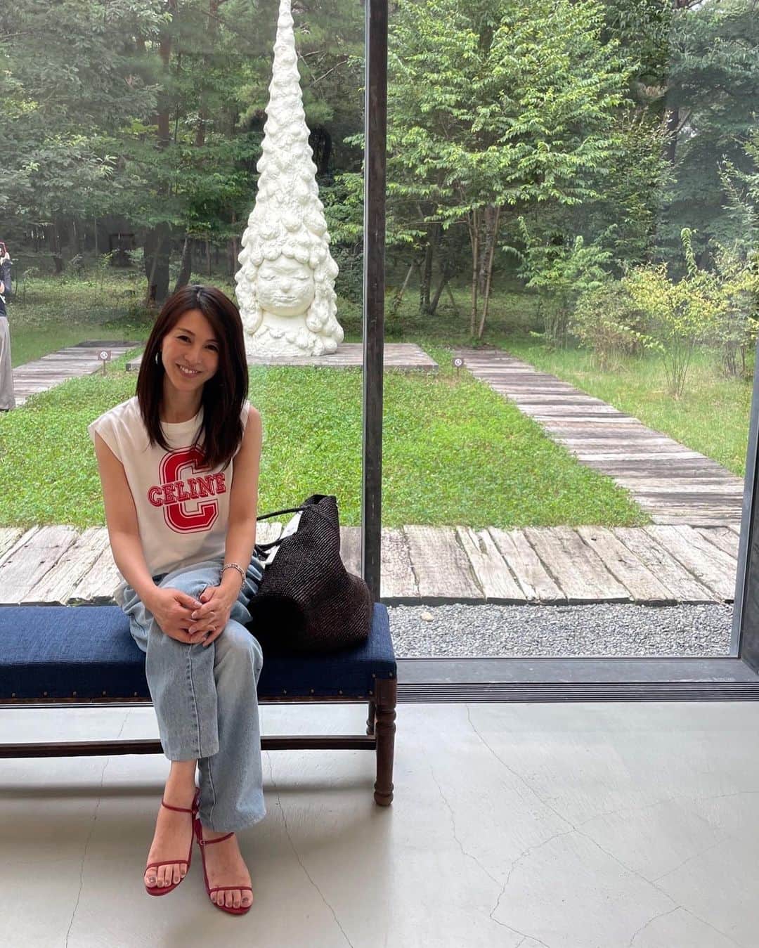 雨宮塔子のインスタグラム：「数年前にパリから東京に拠点を移した友人夫妻、たんちゃん、よりちゃんが誘ってくれて、那須に遠出してきました🚗  目的地は奈良美智さんの私設の現代アートスペース、N’s YARD です。じゃじゃ〜ん  もうそれはうっとりする素敵空間🥰 都内の大渋滞で高速に乗るまで1時間以上かかり、行くのを挫折しかけたのですが、諦めなくて本当によかった😭  併設のカフェ、コナラカフェでランチやお抹茶をいただきながら、のんびり過ごしました😊  一緒に行った娘も、幼なじみの少し年上のお姉ちゃん、さらっぴーと会えて大喜び🥰  次回はパリ？東京？再会がすでに楽しみな大切な友人家族です❤️  @N’s YARD  #奈良美智 #那須塩原  @yoriko75005  #夏休みの思い出 #アート好き #カフェでは奈良さんデザインの #器でお抹茶がいただけます #自然に囲まれたお庭も素敵」