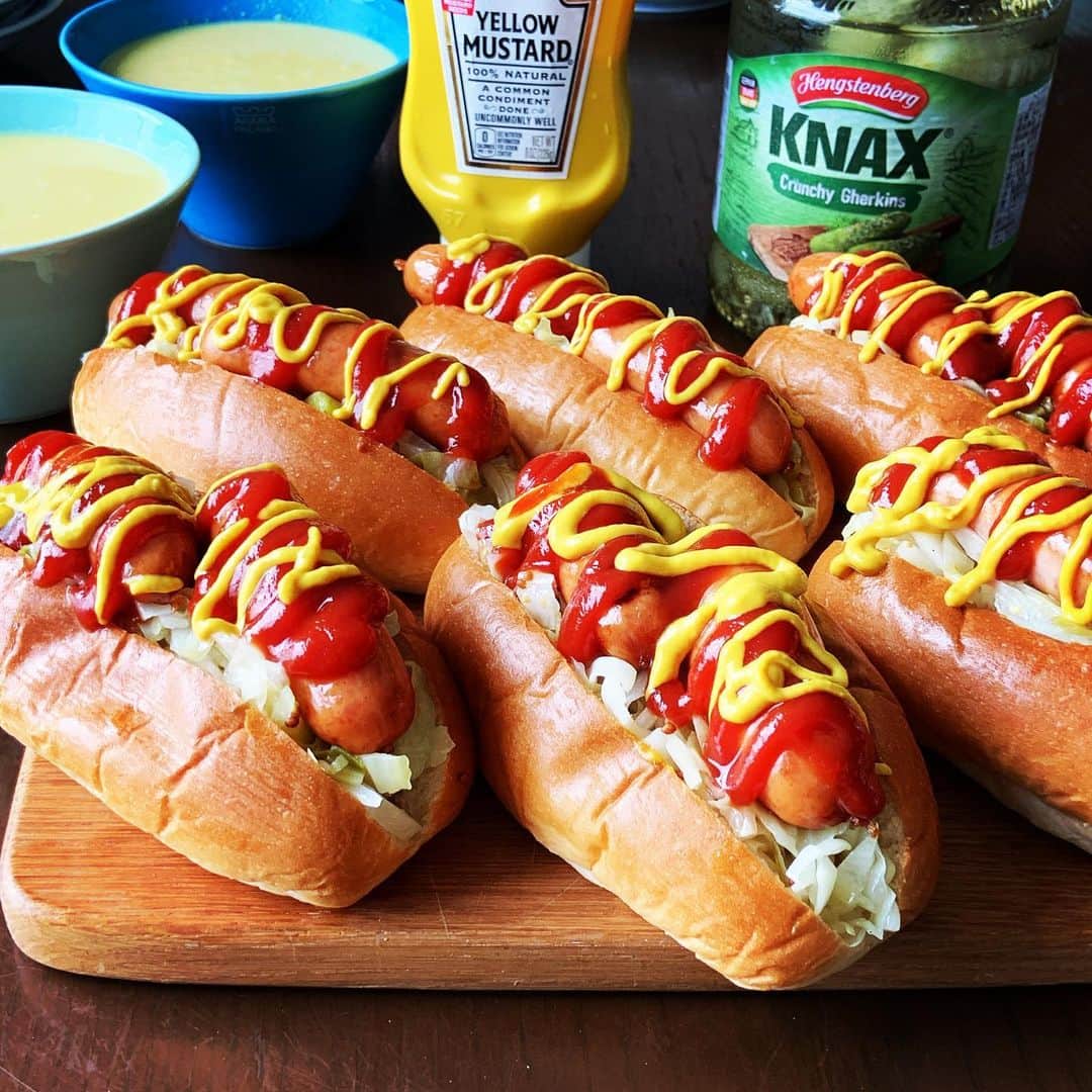 志摩有子さんのインスタグラム写真 - (志摩有子Instagram)「久しぶりにホットドック。 炒めてビネガーを振ったキャベツをたっぷり。今日は粒マスタードも。 小ぶりのドックパンで作ったので、お好きな個数をどうぞ。とうもろこしの冷製スープと一緒に。 ホットドック、たまに食べたくなるんですよね。  #ホットドック #hotdog  #arikoのパン #パスコ超熟ロール #シャウエッセン」8月27日 12時32分 - ariko418