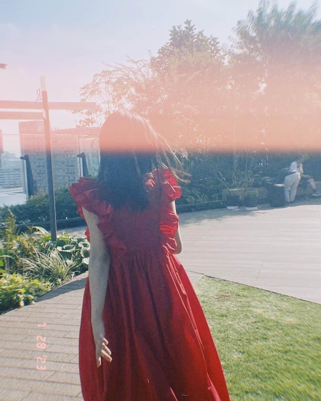 のインスタグラム：「約5年ぶりに センターを任せて頂きました AKB48 62ndシングル 『アイドルなんかじゃなかったら』  MV公開されました🎞️🤍 心の揺れ動きを表現する振り付けや演出や表情に 注目して頂けたら嬉しいです 大サビ前には… 私のキャッチフレーズも…📷🫶🏻  9月27日発売💿 チェックよろしくお願いします！  https://www.youtube.com/watch?v=tBFJFAP3GKU  #アイドルなんかじゃなかったら」