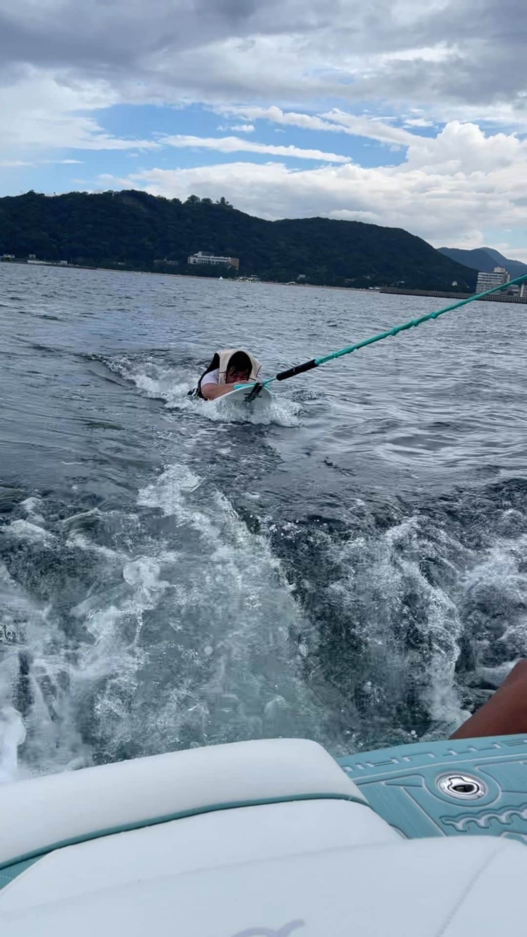 岩橋良昌のインスタグラム：「何回やっても立てへんから 寝転んだ 波のれた！ ふははははははははは！！！ #ウェイクサーフィン」