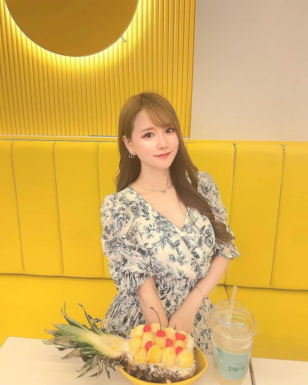 あだちまみのインスタグラム：「. 道頓堀にあるカフェbingo♡ 店内もめっちゃ可愛い😮‍💨💓  デザートもインスタ映えだし めっちゃおいしかった！！  特に桃のかき氷がおすすめなので ぜひみんな食べてみて欲しい🍑🥹💕  #カフェ#大阪カフェ#道頓堀」