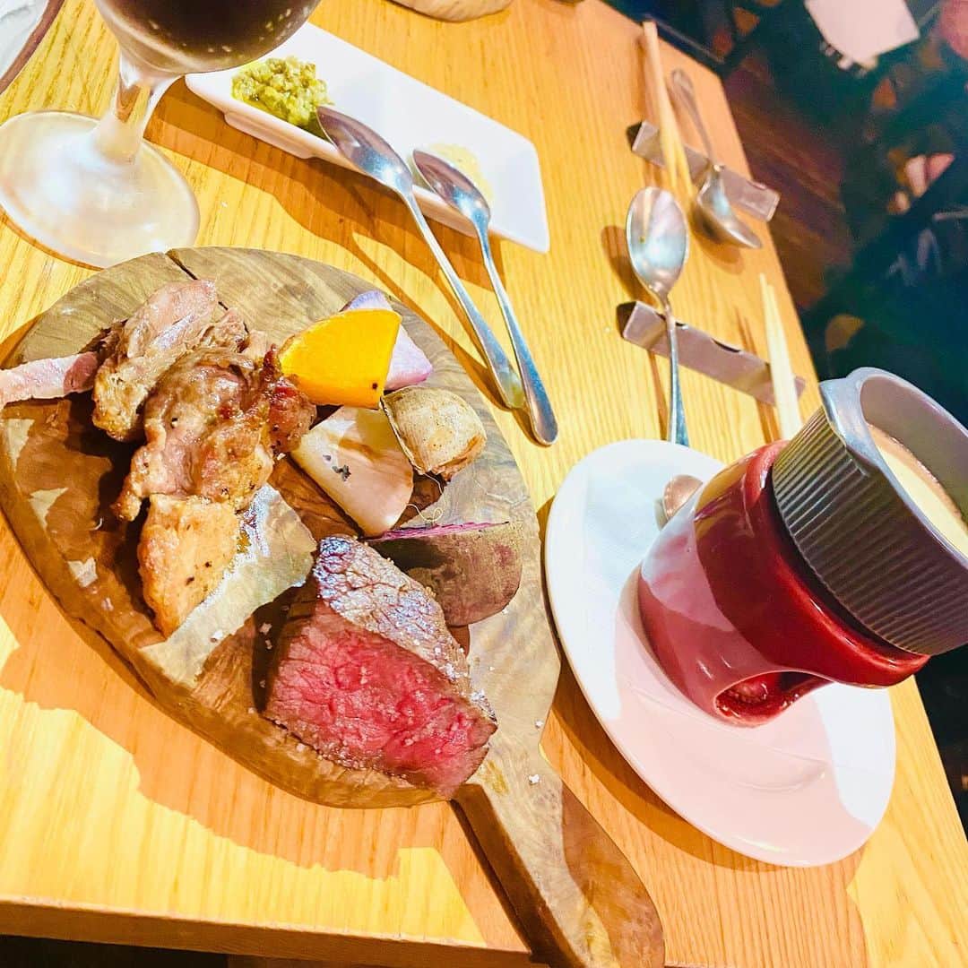 恵美さんのインスタグラム写真 - (恵美Instagram)「.  8/19 は誕生日でした🎂  先週からたくさんお祝いしてもらえて 本当に嬉しい🥰  この日のディナーは イタリアンレストラン渋谷ズッカ @zucca_italian  で季節の食材を使った イタリアンコースをいただきました✨  前菜から全て美味しくて 特にとうもろこしのポタージュパンナコッタが 絶品でした❣️😋  お肉やパスタなど どれも彩りが良く、美味しいお料理が次々と 運ばれて来て幸せいっぱいの 大満足のコースでした🇮🇹✨  最後はデザートプレートまで 出してくれて感動😭❤️  店内はとても賑わっていたので 予約して行ってみてくださいね🌹  新宿渋谷は地元だけど 暑すぎて常に車移動しているので すぐ隣にパーキングがあったのも 助かりました🚗✨  #渋谷ズッカ #渋谷イタリアン #渋谷ディナー #渋谷区グルメ #PR #山手線グルメ #zucca_restaurant」8月27日 12時41分 - emi_florence819