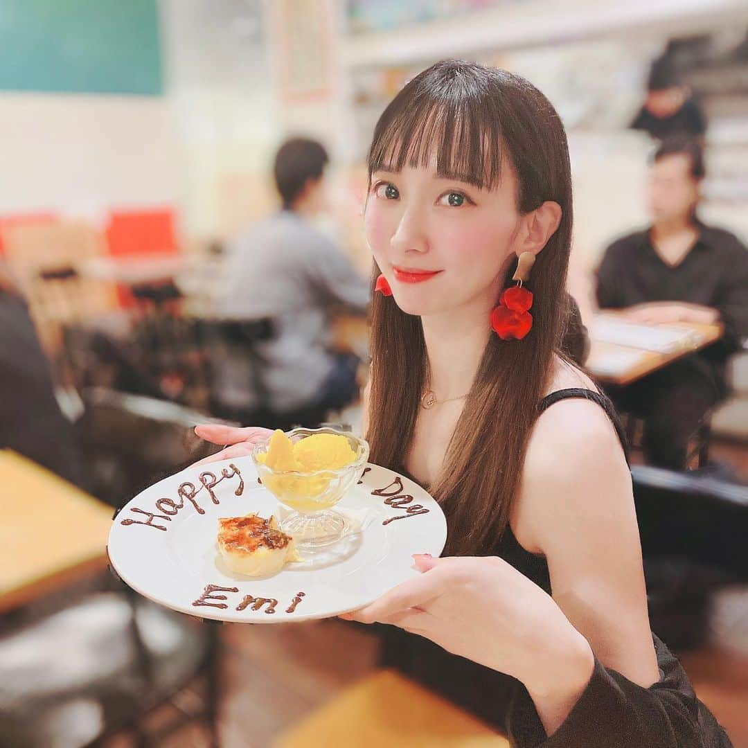 恵美のインスタグラム：「.  8/19 は誕生日でした🎂  先週からたくさんお祝いしてもらえて 本当に嬉しい🥰  この日のディナーは イタリアンレストラン渋谷ズッカ @zucca_italian  で季節の食材を使った イタリアンコースをいただきました✨  前菜から全て美味しくて 特にとうもろこしのポタージュパンナコッタが 絶品でした❣️😋  お肉やパスタなど どれも彩りが良く、美味しいお料理が次々と 運ばれて来て幸せいっぱいの 大満足のコースでした🇮🇹✨  最後はデザートプレートまで 出してくれて感動😭❤️  店内はとても賑わっていたので 予約して行ってみてくださいね🌹  新宿渋谷は地元だけど 暑すぎて常に車移動しているので すぐ隣にパーキングがあったのも 助かりました🚗✨  #渋谷ズッカ #渋谷イタリアン #渋谷ディナー #渋谷区グルメ #PR #山手線グルメ #zucca_restaurant」