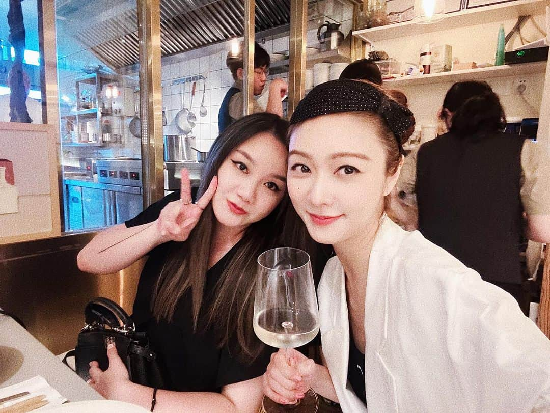 フィオナ・シットさんのインスタグラム写真 - (フィオナ・シットInstagram)「A great visit ！@@queenie.yeung thank you for your chilly oil with love and auntie’s 蝦子麵😋😋😋😋」8月27日 12時41分 - physit