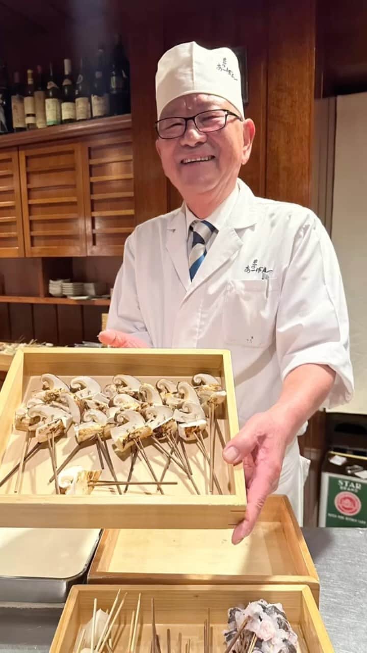 井上公造のインスタグラム：「僕が日本で1番美味しいと思っている串カツ屋さん。食材選び、揚げの技術、仕込み。どれをとっても、プロのワザで、完成度がハンパじゃない。リピーターが後を絶たず、予約困難。それでも胃もたれしない、この店の串カツをまた食べたくなってしまう😋  #芦屋グルメ   #串カツ   #長谷川勤さんの笑顔に癒される   #予約困難店   #食べログ4.30  #ミシュラン   #串カツ好きな人と繋がりたい」
