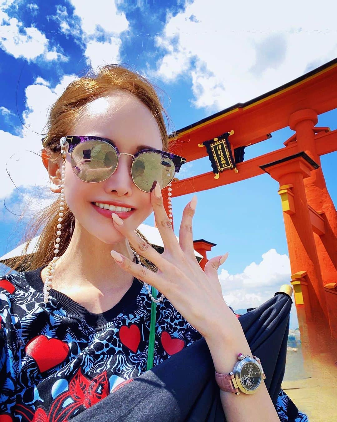 桜ゆみさんのインスタグラム写真 - (桜ゆみInstagram)「太陽ヤバ🤣 おでこピカりん🤣✨  ずっと来たかった厳島神社⛩️ めちゃめちゃお天気に恵まれてHappy!!  天気良すぎるとおでこだけ真っ黒に日焼けするけど🤣  山口でライブ2発からのダッシュで昨日広島に移動したおかげで 今日は朝から余裕を持って宮島これてる🐰 昨日頑張った自分をほめたい🙈💕  . #厳島神社  #宮島観光」8月27日 12時35分 - yumi.sakura1111