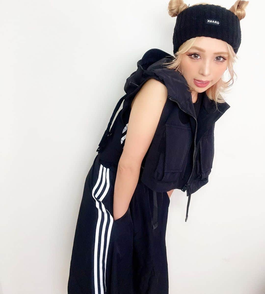 MIRIのインスタグラム：「髪思ったより金髪なった👱‍♀️  #adidas  #ストリートファッション #ストリート系女子  #ストリートコーデ  #アディダス #韓国ファッション」