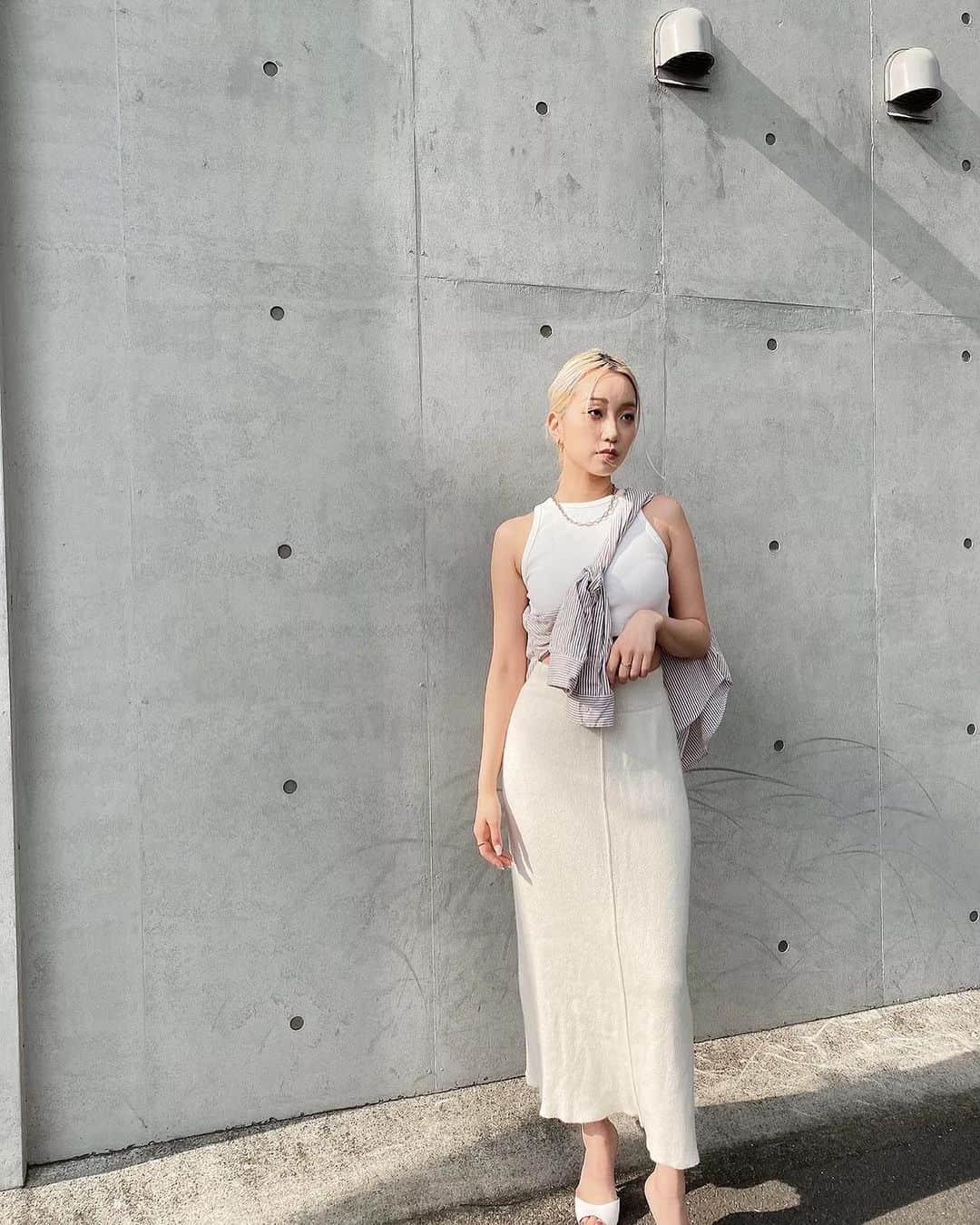 KIMIKA（キミカ）のインスタグラム：「散々カッコつけて撮ってもらった最後は 何だかご機嫌のご様子🤷‍♀️  いまから大阪向かうぞおおおお 19:00頃梅田駅の陸橋のところで 待ってるよおおおお！！  #KIMIKA#singer#japanesesinger#artist」