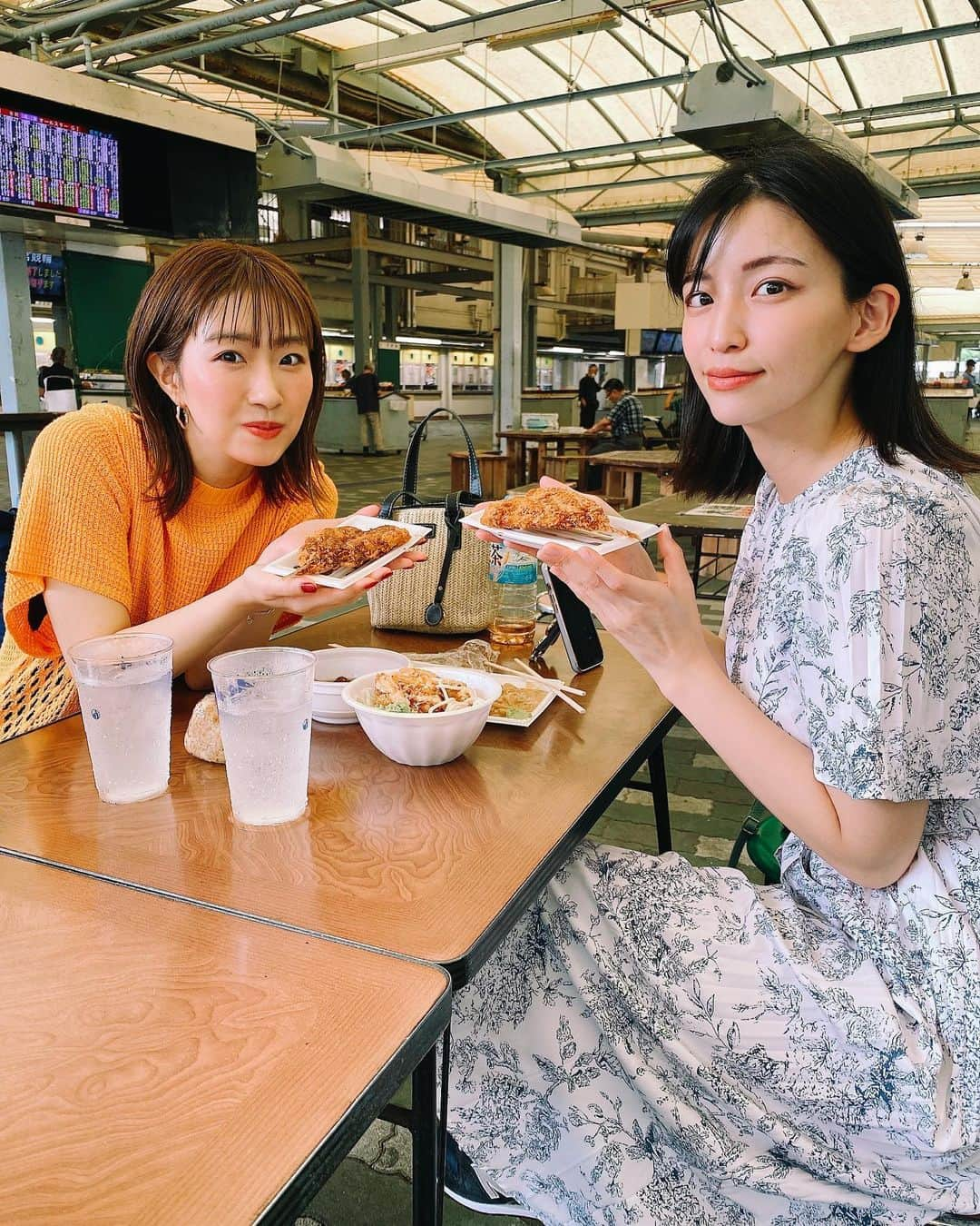 津田菜都美さんのインスタグラム写真 - (津田菜都美Instagram)「* 小田原けいりん🚴‍♂️ モーニング7・楽天ケイドリームス杯 FⅡ 最終日🔥 @odawarakeirin   #オダワライダー #佐野マリア さんと番組に出演させていただきました♡ライダーにたくさんアドバイスいただいた！！的確な予想すんばらし🥺✨マリアさんとは久しぶりのお仕事であげ🫶🏻おふたりに感謝！！🙏🏻 番組をご覧頂いたみなさん！そして現地に来てくださったみなさん！ありがとうございました(^^)久しぶりのファンの方にも会えてHappy🌈番組コメントも久しぶりの方々がたくさんいて嬉しかったですー😍いや～久しぶりの競輪のお仕事でめっちゃ楽しかったー！！やっぱいいなぁ好きやなぁ競輪😘❤️‍🔥❤️‍🔥  帰りにライダーにオススメしていただいた #大勝 さんに寄りました🍲お店の方も歓迎してくれて優し過ぎる方々でした🥰んもぉね、アジフライが最高すぎた🐟♡♡ #小田原けいりん#競輪#KEIRIN#競輪女子#生配信#YouTubeチャンネル」8月27日 12時50分 - tsuda_723_official