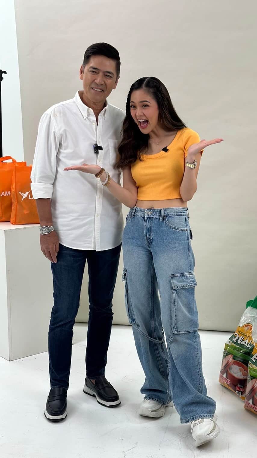 Kim Chiuのインスタグラム：「SUPER UNEXPECTED COLLAB!😱🥳🥰BOSSING VIC SOTTO IN THE HOUSE!!!!🥳🥳🥳🥳 visit my channel 𝑲𝑰𝑴 𝑪𝑯𝑰𝑼 𝑷𝑯 to watch full video!🧡  It’s a very special episode for today’s video because this is the first time ever na makakasama ko sa isang exclusive interview. I’m so excited to share with you ang aking experience doing this collaboration with the one and only, Bossing Vic Sotto!   isa sa mga haligi ng entertainment, napakahumble, at ang iniidolo talaga ng karamahin. 🧡🥳  Of course, thank you so much @lalamoveph for making this collaboration possible. At siyempre, maraming salamat sa mga nakasama naming Lalamove Partner Drivers! 🧡🧡🧡」