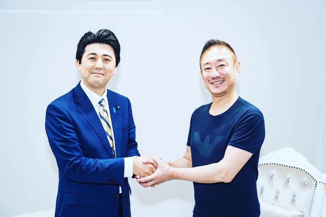 佐竹正史さんのインスタグラム写真 - (佐竹正史Instagram)「ありがたいことに1日も経たないうちに1万再生を超えコメントも80件近く寄せられております。 アベノメモリアルとして実際に安倍晋三さんと交流があった方にお話を伺っております。 第一回のゲスト 大王製紙前会長【井川意高】さんとの対談前編。 ぜひぜひYouTubeでご視聴くださいませ😌🎌  #アベノメモリアル #井川意高 #安倍晋三 #ビスケッティ佐竹 #熔ける」8月27日 12時46分 - sataketty