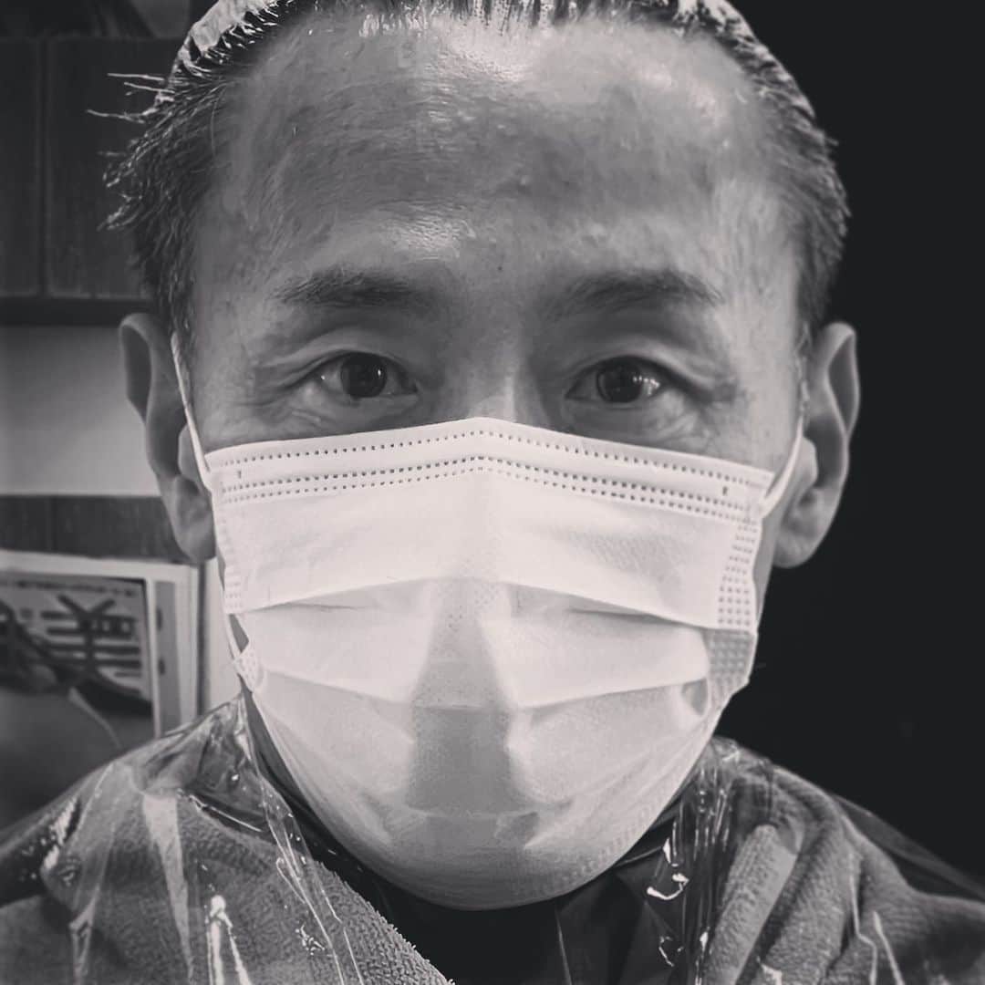 石野竜三さんのインスタグラム写真 - (石野竜三Instagram)「只今カラーリング中❣️ いやぁ、最近時間がなくて予約取るのを忘れていた😅。」8月27日 12時59分 - ryuzou_ishino