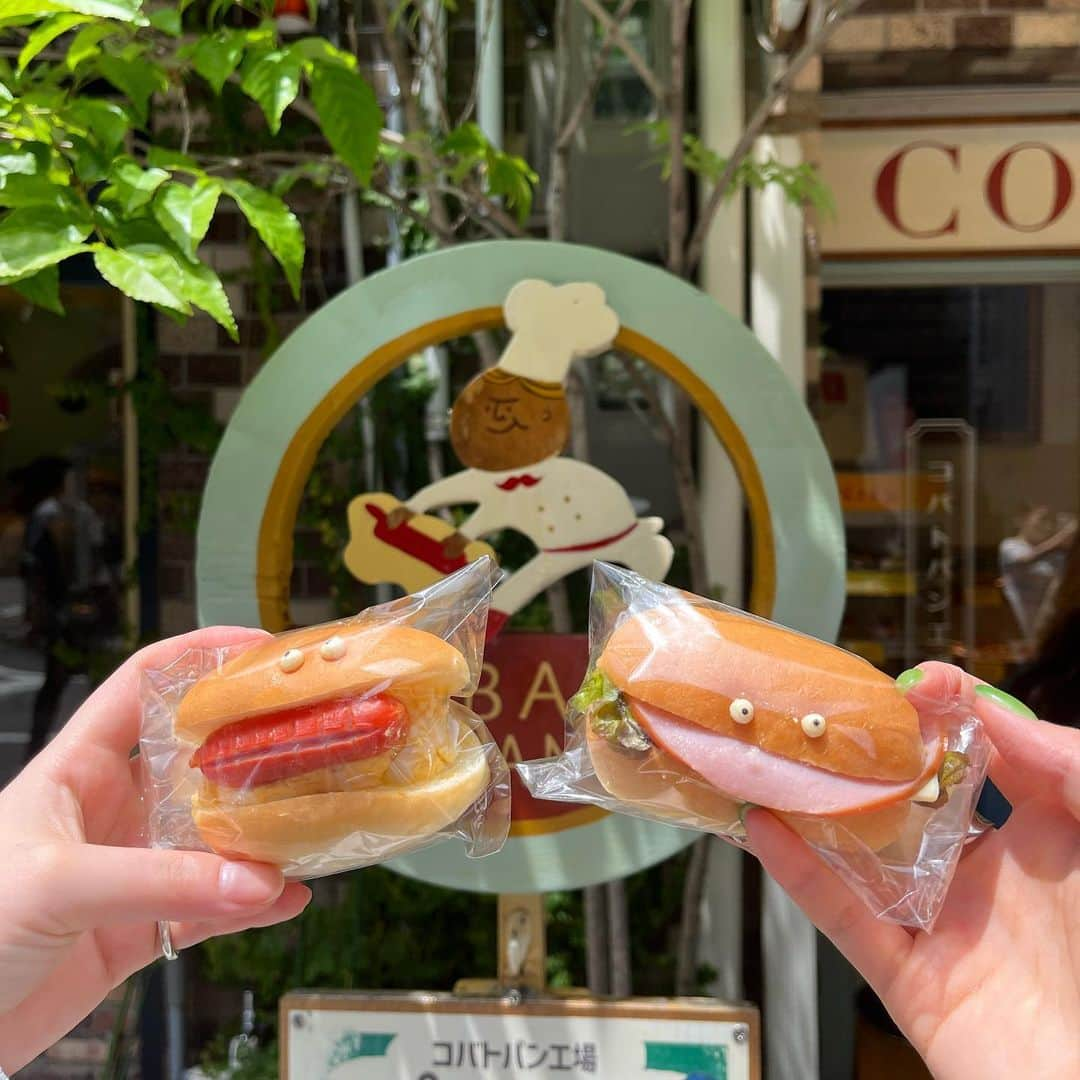 大上陽奈子のインスタグラム：「大阪パン巡り🥖☀️  ①②コバトパン工房 ( @cobatopan ) かわいいコッペパンが有名なパン屋さん☺️コッペサンド種類いっぱいあって迷ったけど思わず可愛いお目目着いた子に惹かれてしまった、、、ハーフのちびっこいコッペも沢山あるのでパン巡りには最適🥳  ③COBATO836 ( @cobato836 ) イートインでベーグルサンド食べれるのよ〜めっちゃ美味しそうだった🥹けどこの日はテイクアウトで！塩バターと黒豆のベーグルがタイプでした🥹♡  ④⑤ブーランジェリーフクシマ( @boulangeriefukushima ) 和栗サンド、和栗のペーストにゆずピール入ってて食べた事ない組み合わせで美味しかった🤎和栗あんに塩バターなんて美味しくないわけがない🧈  ⑥⑦ブンディールケケ　(@bondir_c.ke_ ) お洒落なパン多くて悩んでたら、タルトフランベが焼きあがって即決！買ってすぐに食べたらベシャメルソースがあったかくてグラタンパンみたい〜♪でっかくて一個でかなりお腹に溜まった！笑  ⑧SUMOMO BAKERY (@sumomo_kadoma ) 門真に免許更新行った時に試験場の真前にあるので行ってみた🎈FCのお店で東京や九州にも沢山お店あるみたい！！なんといっても100円台で色んな種類のパンが買えるの！最近では珍しい嬉しいお値段だよねえ🥹♡カメロンパン可愛かったなあ  ⑨⑩8bagels . (@8bagels.moriguchi ) ここも門真付近です！免許更新って面倒だけどここに行くって目的があったおかげでこの日を楽しみにできてた🥹♡開店30分前に並んだけど開店と同時に列が伸びてきました！ここ、ベーグルの種類が多すぎて選ぶの大変だったよ(私の前のお二方はガチで20個くらい買っててビビった)私も8種類くらい買いました☺️どれも美味しかった、、、買った中では甘栗バターが1番好きだったかな、、？また行って違う味も食べたいよ🥹  #大阪パン」