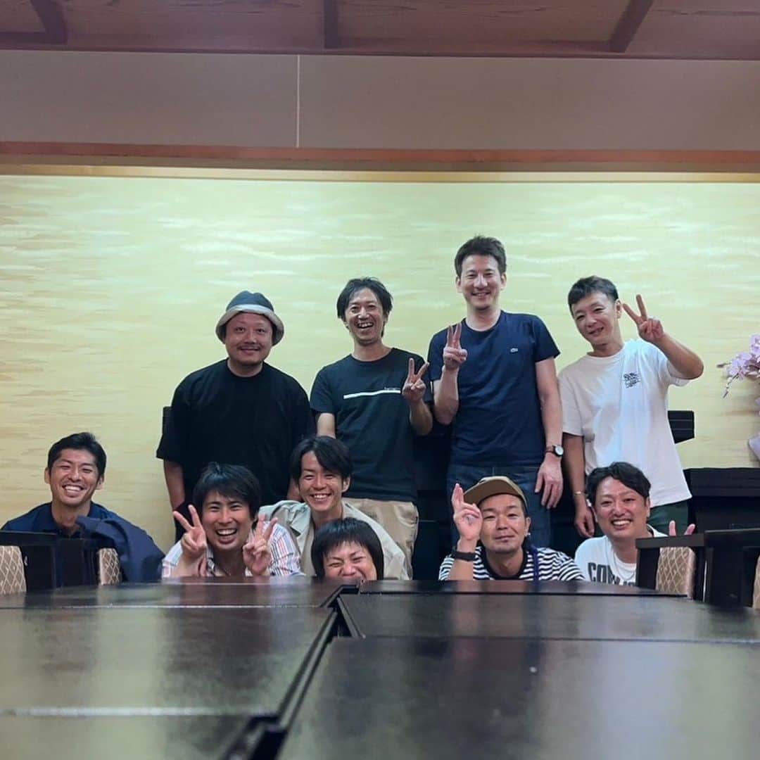 Yuta Misumiのインスタグラム：「昨夜は高校時代の友達でプチ同窓会を。 15年、20年振りの再会もあり、参加前は正直緊張してましたが、折角お声がけくれた縁と、この機会を逃したら一生このまま会わない可能性もあるなと思い参加させてもらいました🙌🏻 40歳にもなると各々家庭や会社などの組織や地域社会までも持ち場や責任が少なからず増えてきていて、その中でも時間を調整して同じ時間を過ごせたのはとても大きな価値だなと素直に感じました✨ 緊張なんていうのは自分の勝手な解釈であって、気のせいだったかのようにすぐに打ち解け、思い出話やアホな話が8割以上だったように思いますが、語らずとも分かること、伝わる事も多く楽しい時間でパワーをもらいました！夏休みも終え、ここからあっという間に年末が来ると思います。1日1日を無駄なく積み上げて頑張ろうと思いました💪🏻 同級生のみんな！ありがとう！」